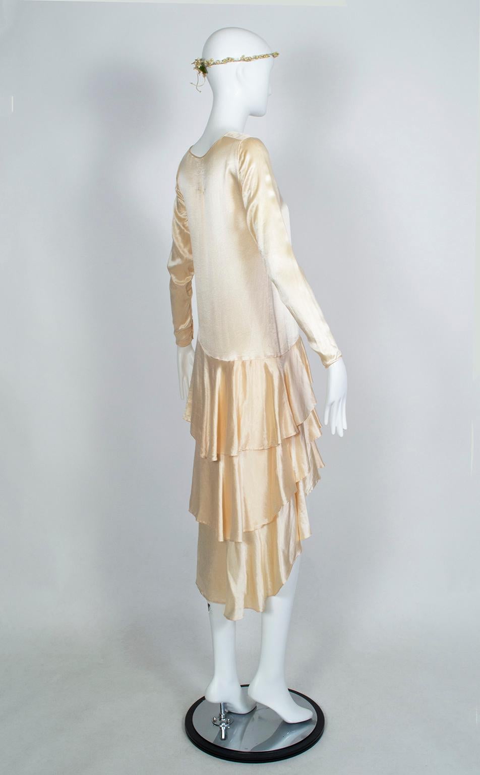 Asymmetrical Dip Hem Wedding Dress with Orange Blossom Garland, 1920s In Excellent Condition In Tucson, AZ