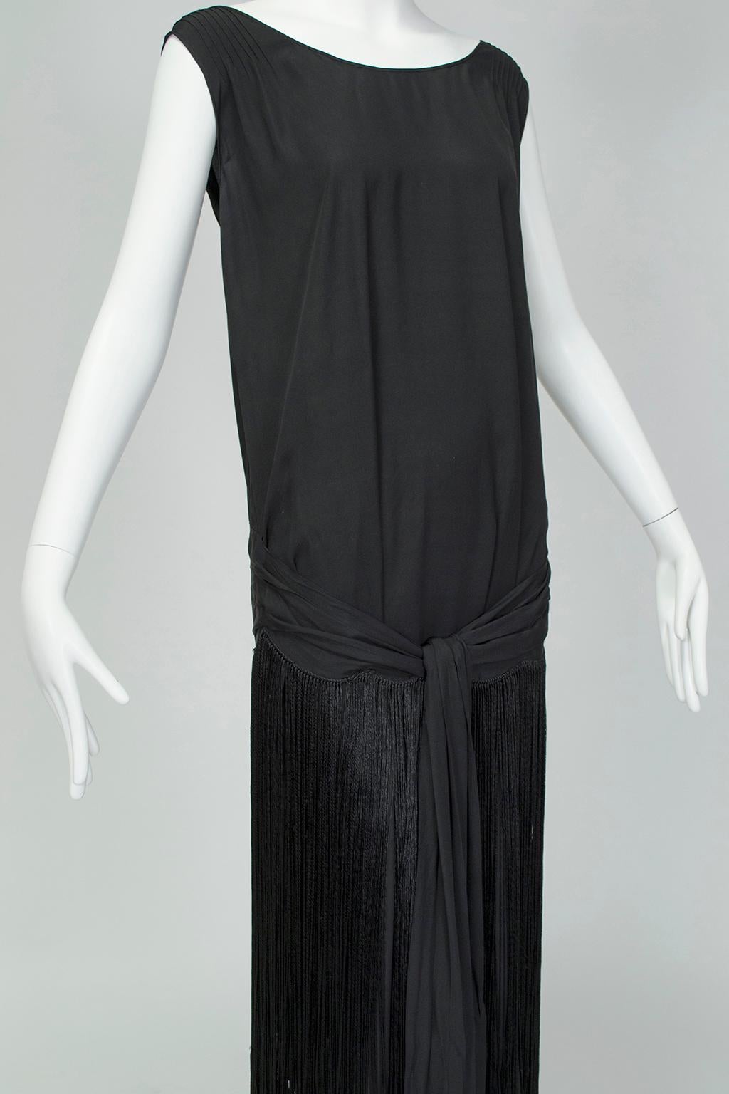 Schwarzes, schwarzes, rückenfreies Jazz-Baby-Flapper-Kleid mit Fransen- M-L, 1920er Jahre Damen im Angebot