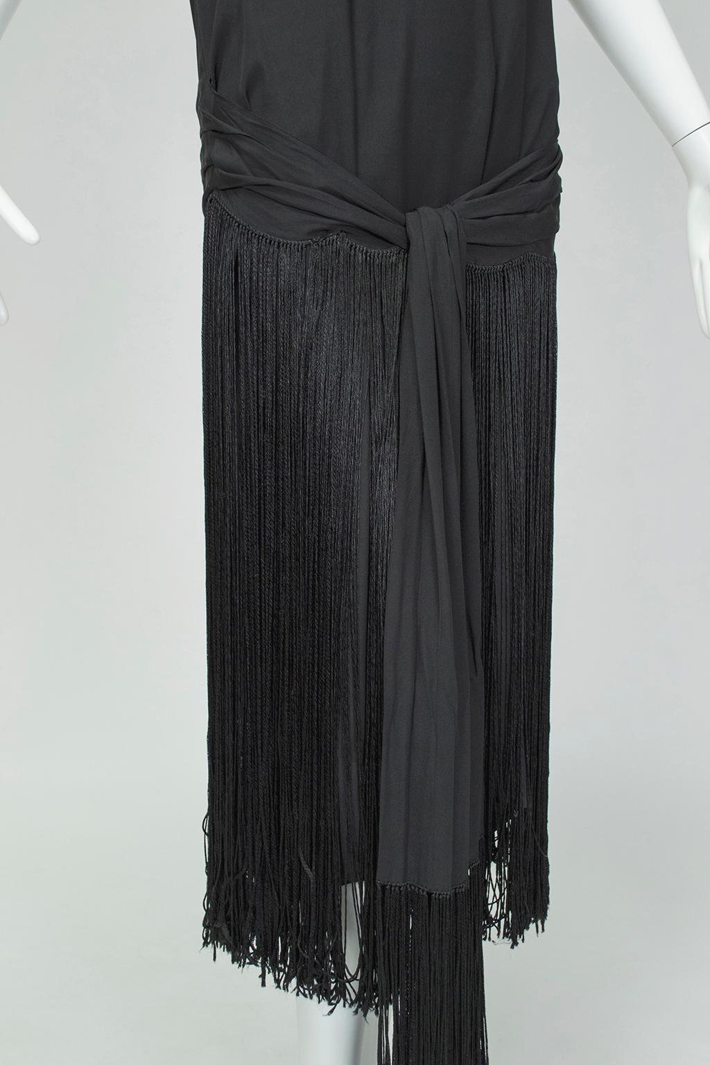 Schwarzes, schwarzes, rückenfreies Jazz-Baby-Flapper-Kleid mit Fransen- M-L, 1920er Jahre im Angebot 2