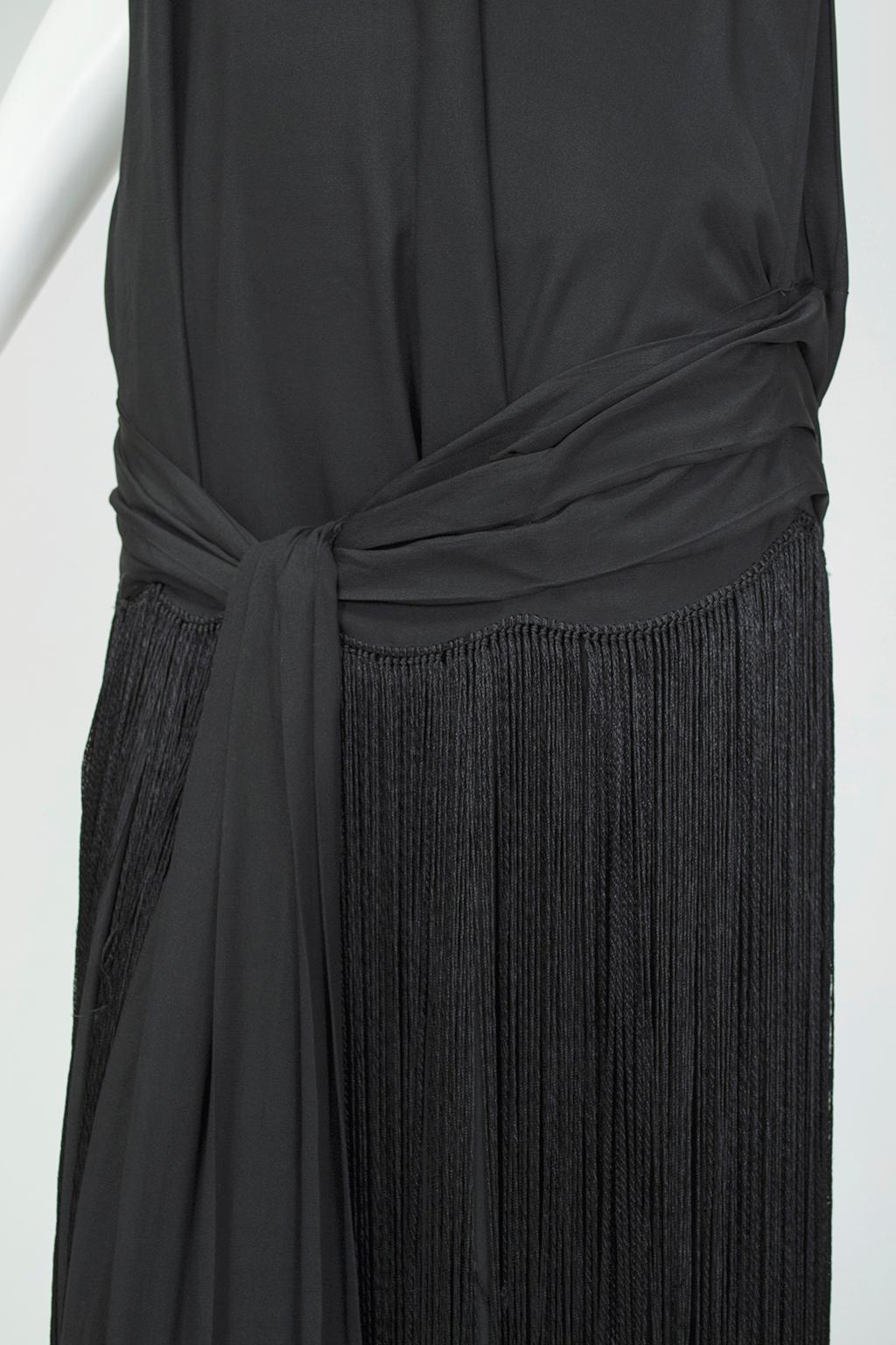 Schwarzes, schwarzes, rückenfreies Jazz-Baby-Flapper-Kleid mit Fransen- M-L, 1920er Jahre im Angebot 3