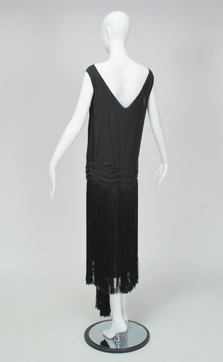 Schwarzes, schwarzes, rückenfreies Jazz-Baby-Flapper-Kleid mit Fransen- M-L, 1920er Jahre im Zustand „Gut“ im Angebot in Tucson, AZ