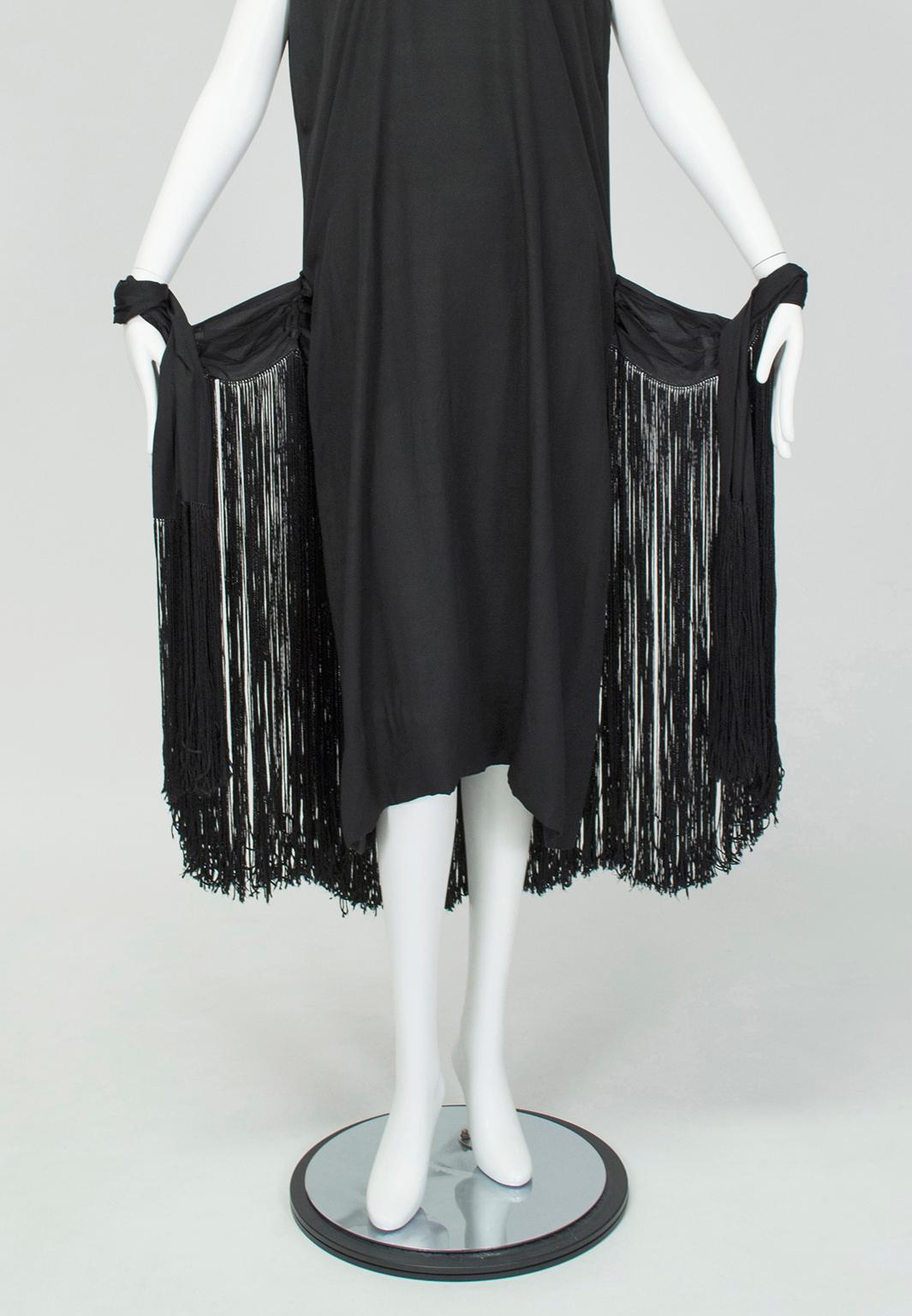 Schwarzes, schwarzes, rückenfreies Jazz-Baby-Flapper-Kleid mit Fransen- M-L, 1920er Jahre im Angebot 5