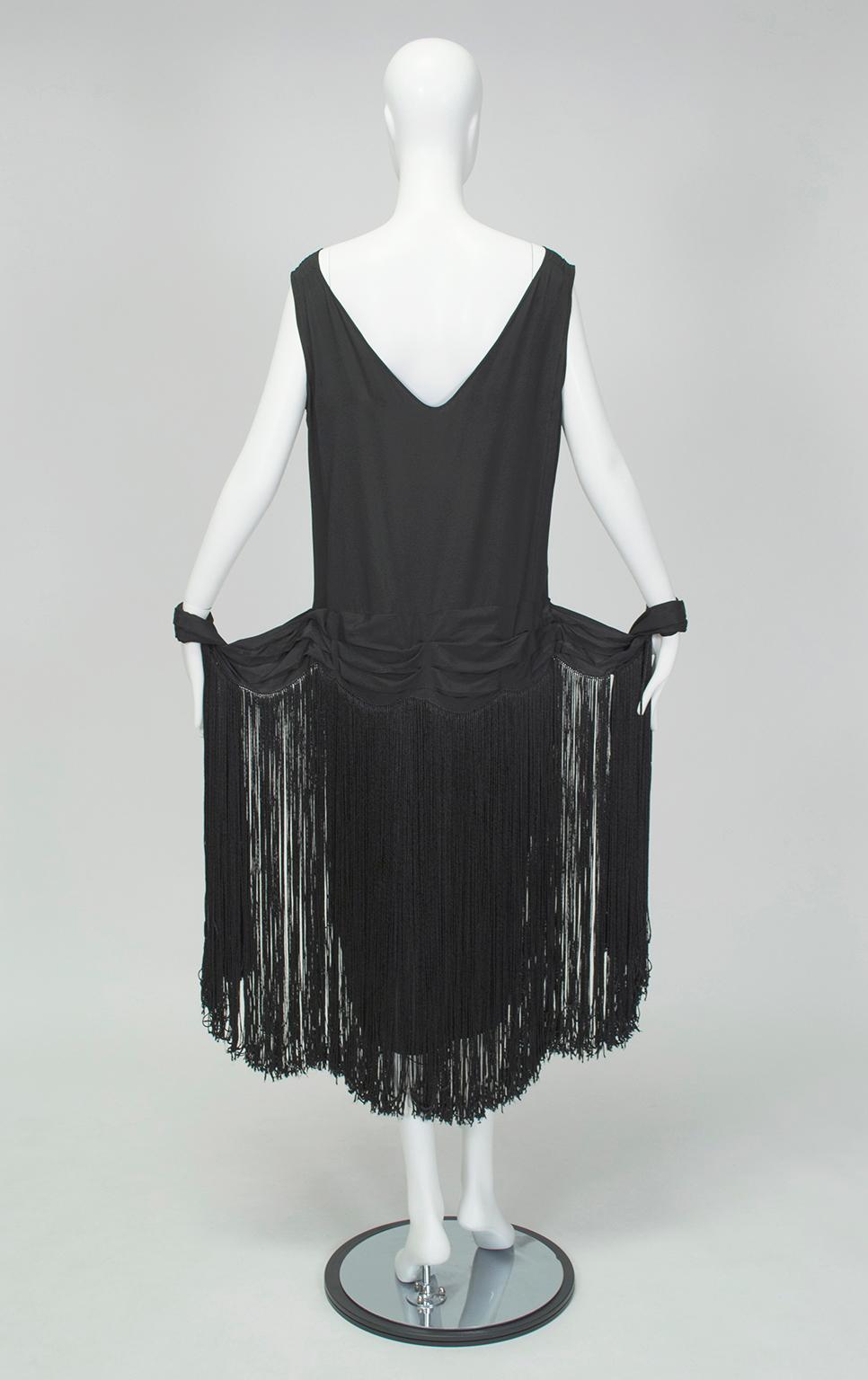 Schwarzes, schwarzes, rückenfreies Jazz-Baby-Flapper-Kleid mit Fransen- M-L, 1920er Jahre im Angebot 4