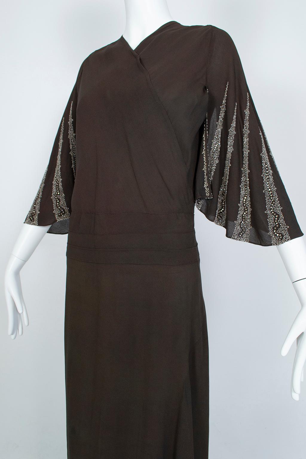 Robe kimono en crêpe de soie marron de style Régence avec manches tombantes en cristal - Med, années 1930 Pour femmes en vente
