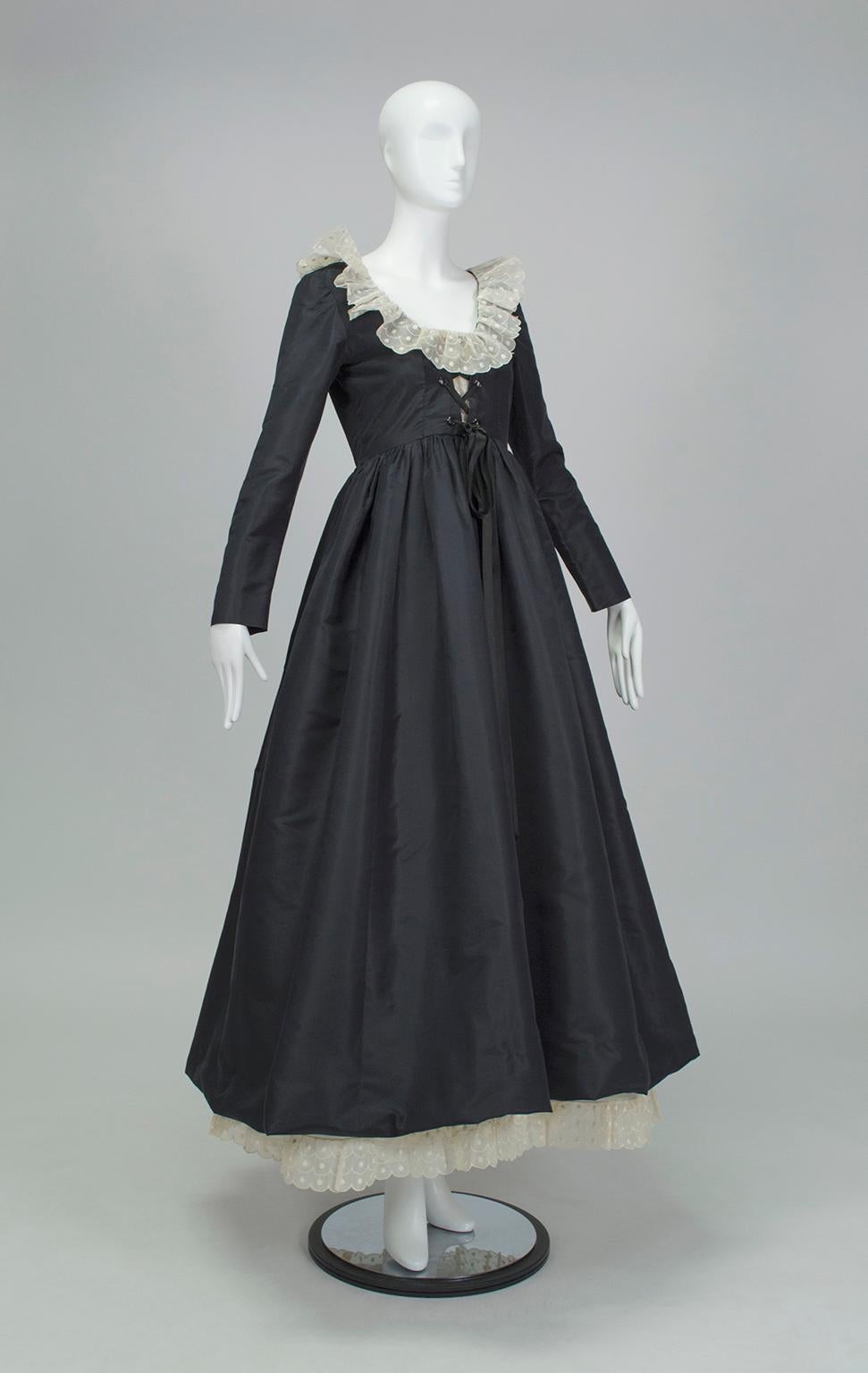 Esta pieza excepcional, que celebra el vertiginoso renacimiento del romanticismo bohemio de los años 70, evoca la feminidad sin aliento de la Julieta de Romeo con la precisión arquitectónica demi-couture de De la Renta. Un vestido inolvidable con