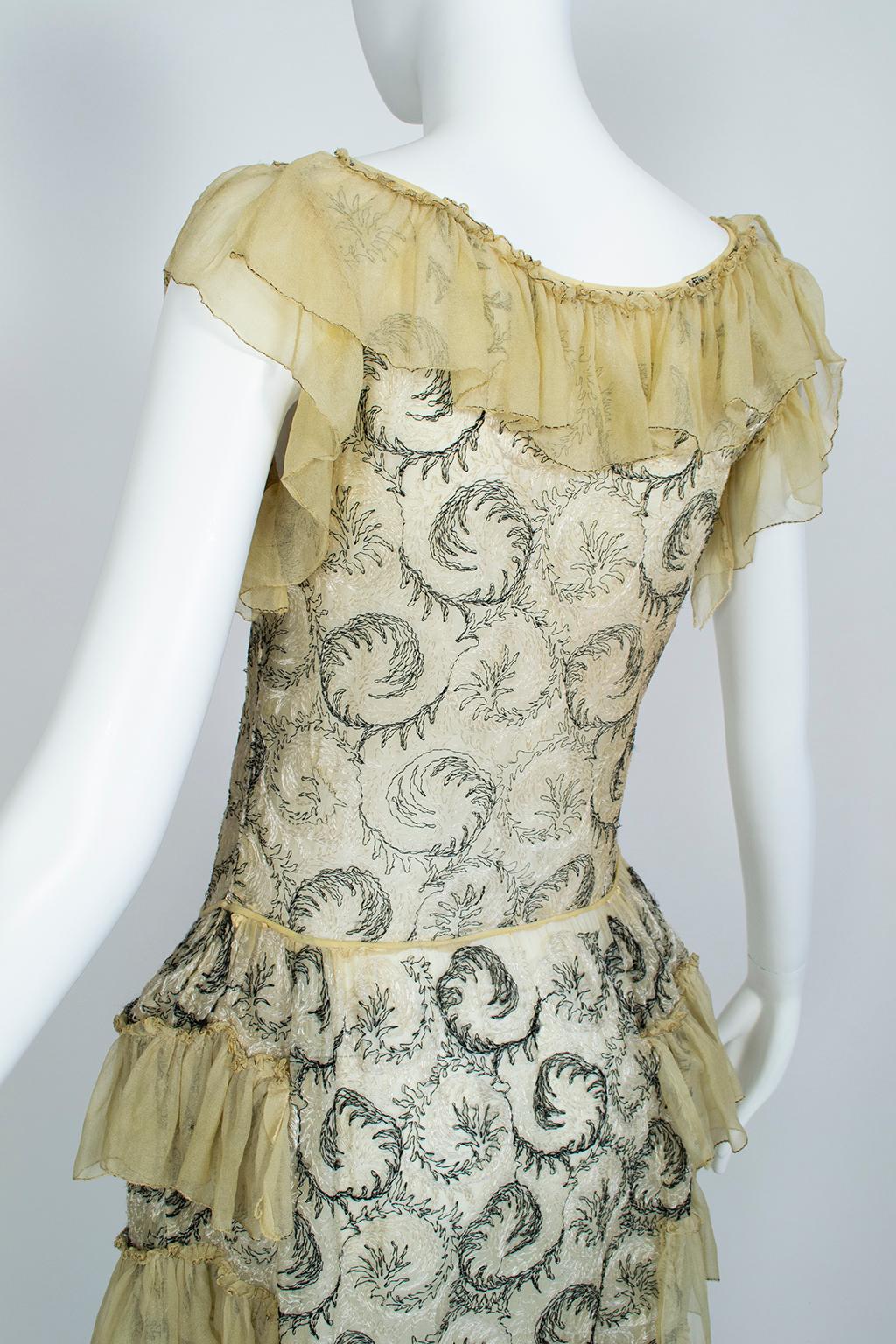 Robe de style édouardien en mousseline chartreuse avec broderie à volutes - XS, années 1910 en vente 1