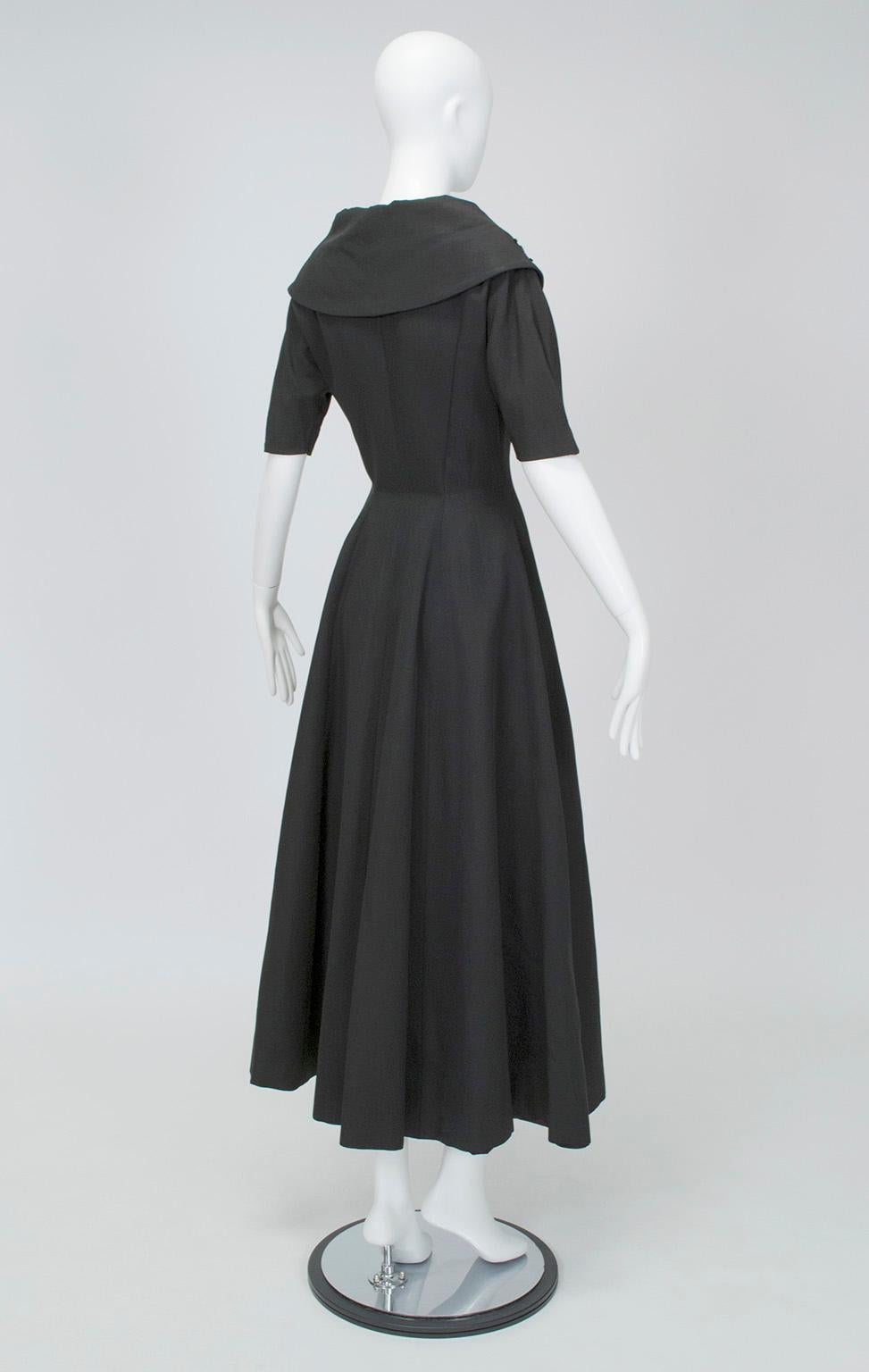 Neu New Look Schwarzer schwerer Mantel aus Faille mit Perlen und Porträtkragen - S, 1950er Jahre Damen im Angebot