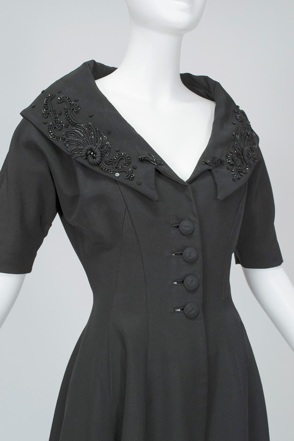 Neu New Look Schwarzer schwerer Mantel aus Faille mit Perlen und Porträtkragen - S, 1950er Jahre im Angebot 1
