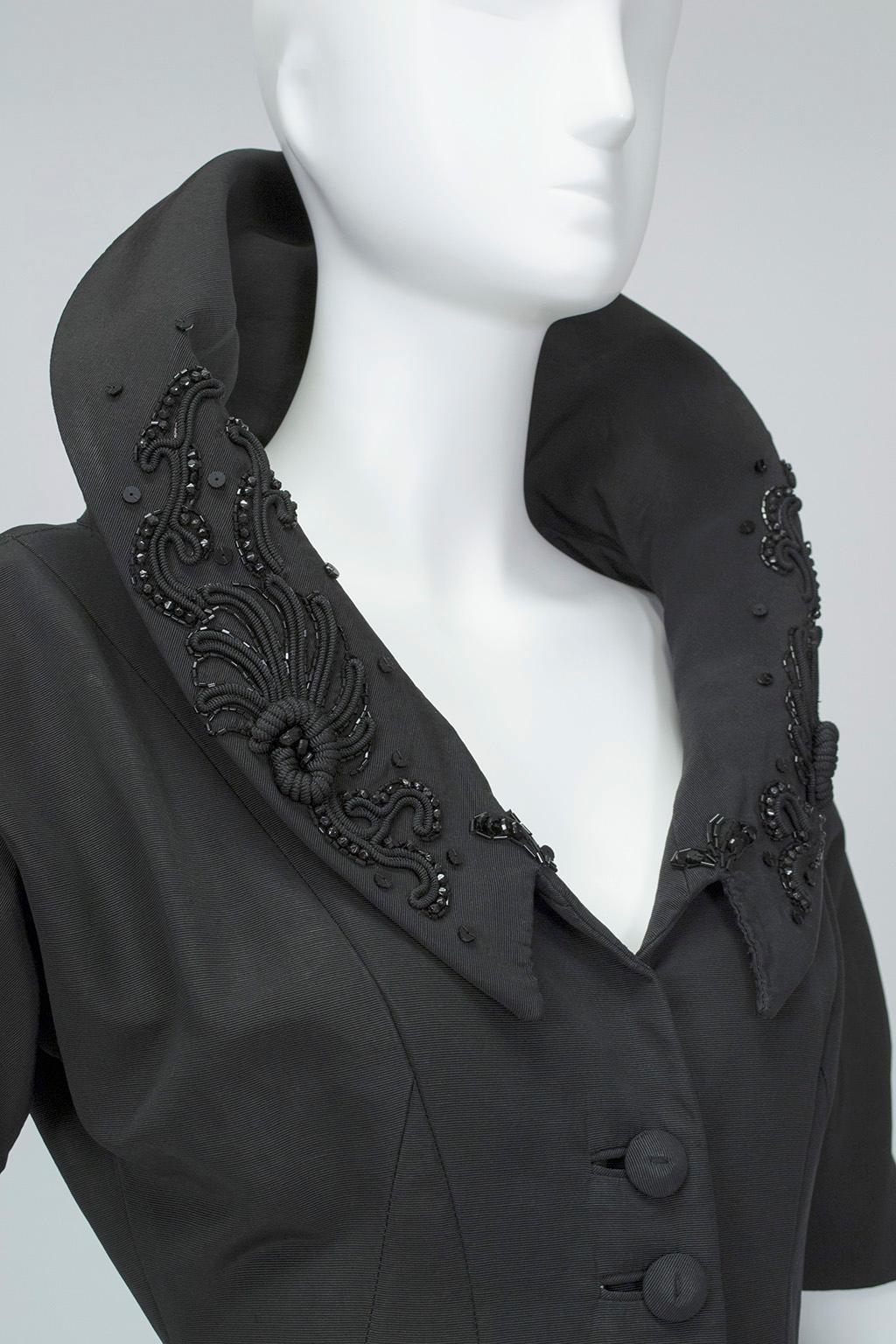 Neu New Look Schwarzer schwerer Mantel aus Faille mit Perlen und Porträtkragen - S, 1950er Jahre im Angebot 5