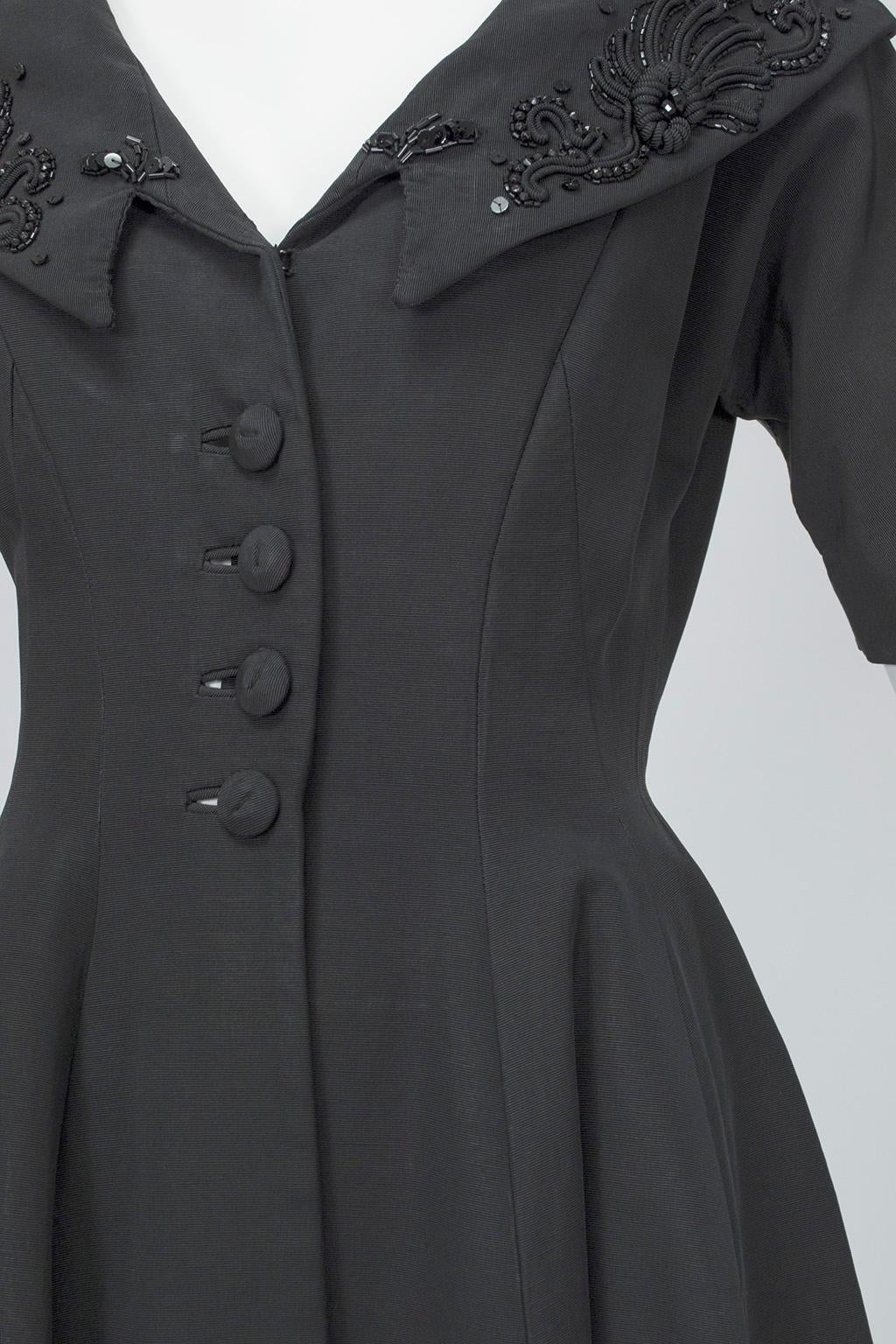 Neu New Look Schwarzer schwerer Mantel aus Faille mit Perlen und Porträtkragen - S, 1950er Jahre im Angebot 4