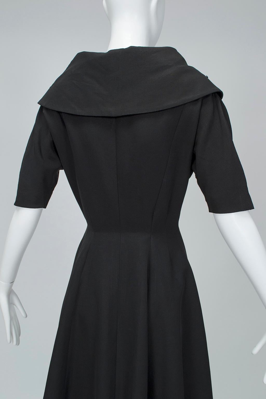 Neu New Look Schwarzer schwerer Mantel aus Faille mit Perlen und Porträtkragen - S, 1950er Jahre im Angebot 3