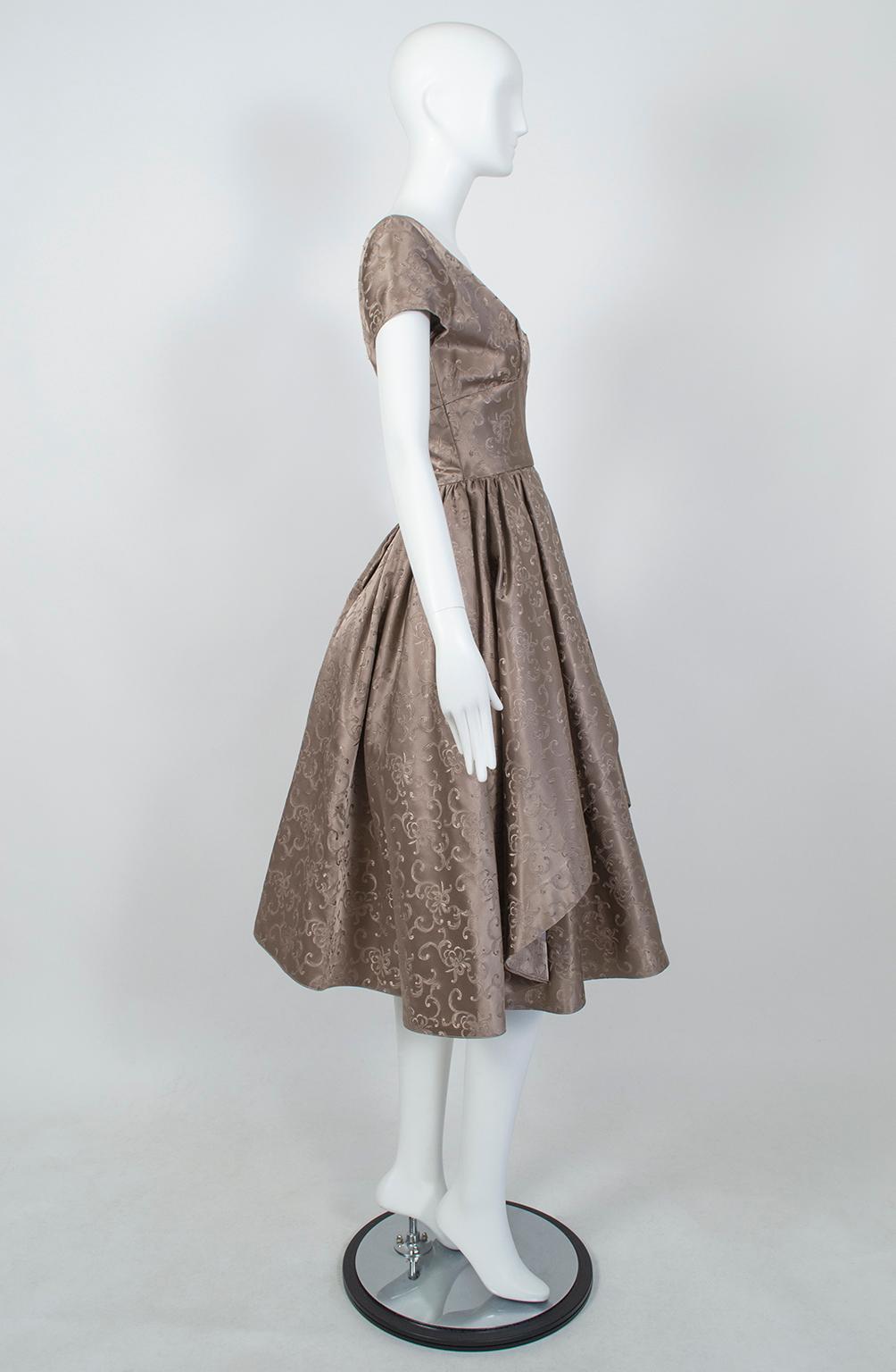 Grigio New Look Taupe Silk Sateen Jacquard Cutaway Decolletage Party Dress - S, 1950s in vendita