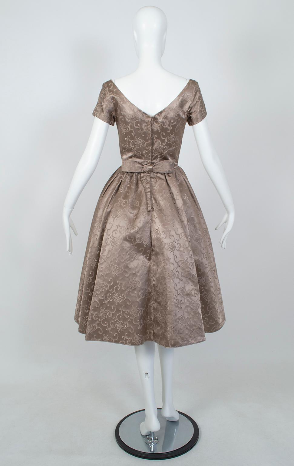 New Look Taupe Silk Sateen Jacquard Cutaway Decolletage Party Dress - S, 1950s In condizioni ottime in vendita a Tucson, AZ