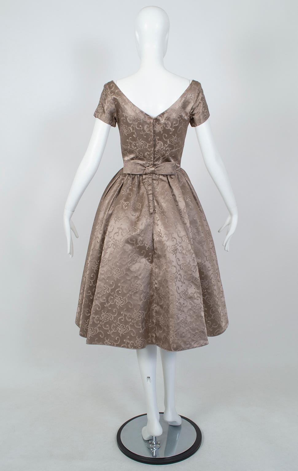 New Look - Robe de soirée décolletée en jacquard de satin de soie taupe - S, 1950s Excellent état - En vente à Tucson, AZ