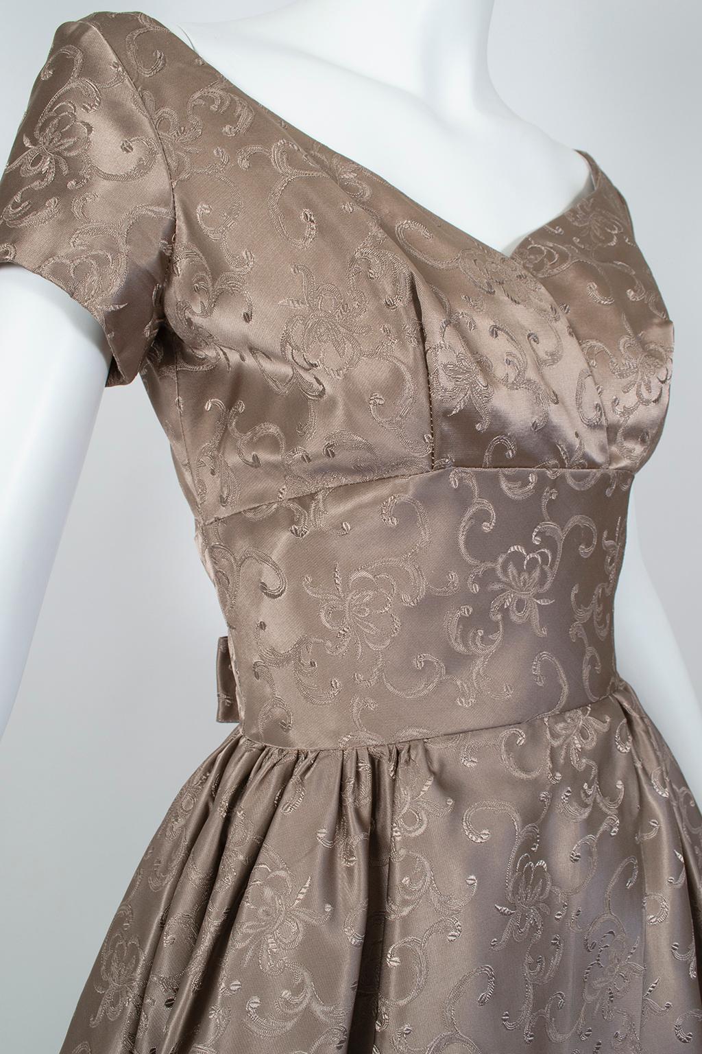 Donna New Look Taupe Silk Sateen Jacquard Cutaway Decolletage Party Dress - S, 1950s in vendita