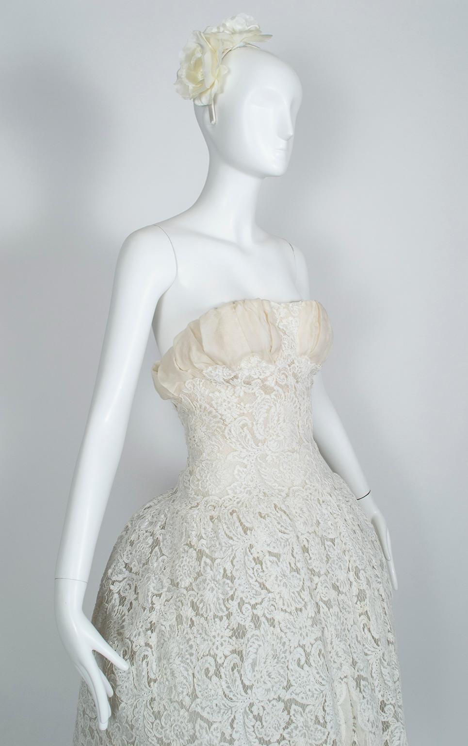 Strapless Ivory Guipure Lace Corseted Robe Française Wedding Dress - XS, 1950s In Good Condition In Tucson, AZ