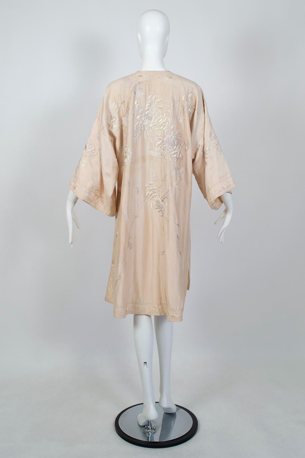 Beige Blush Edwardian *Larger Size* Padded Canton Silk Embroidered Robe - O/S, 1900s For Sale