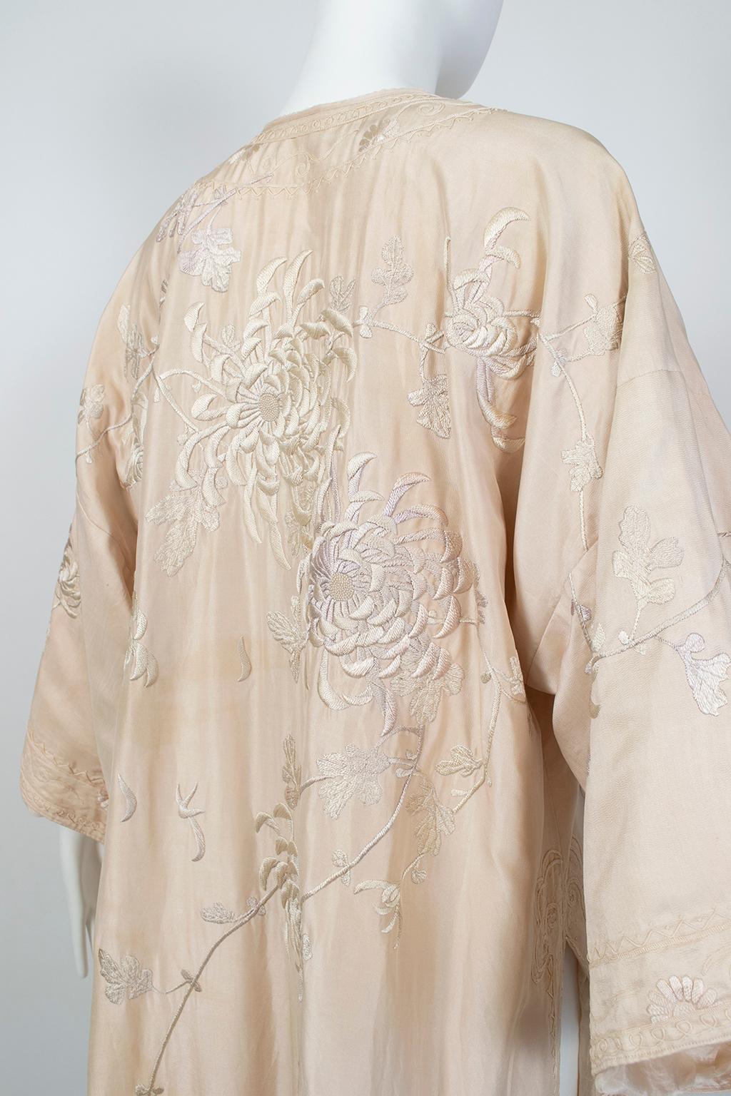 Blush Edwardian *Larger Size* Padded Canton Silk Embroidered Robe - O/S, 1900s For Sale 2