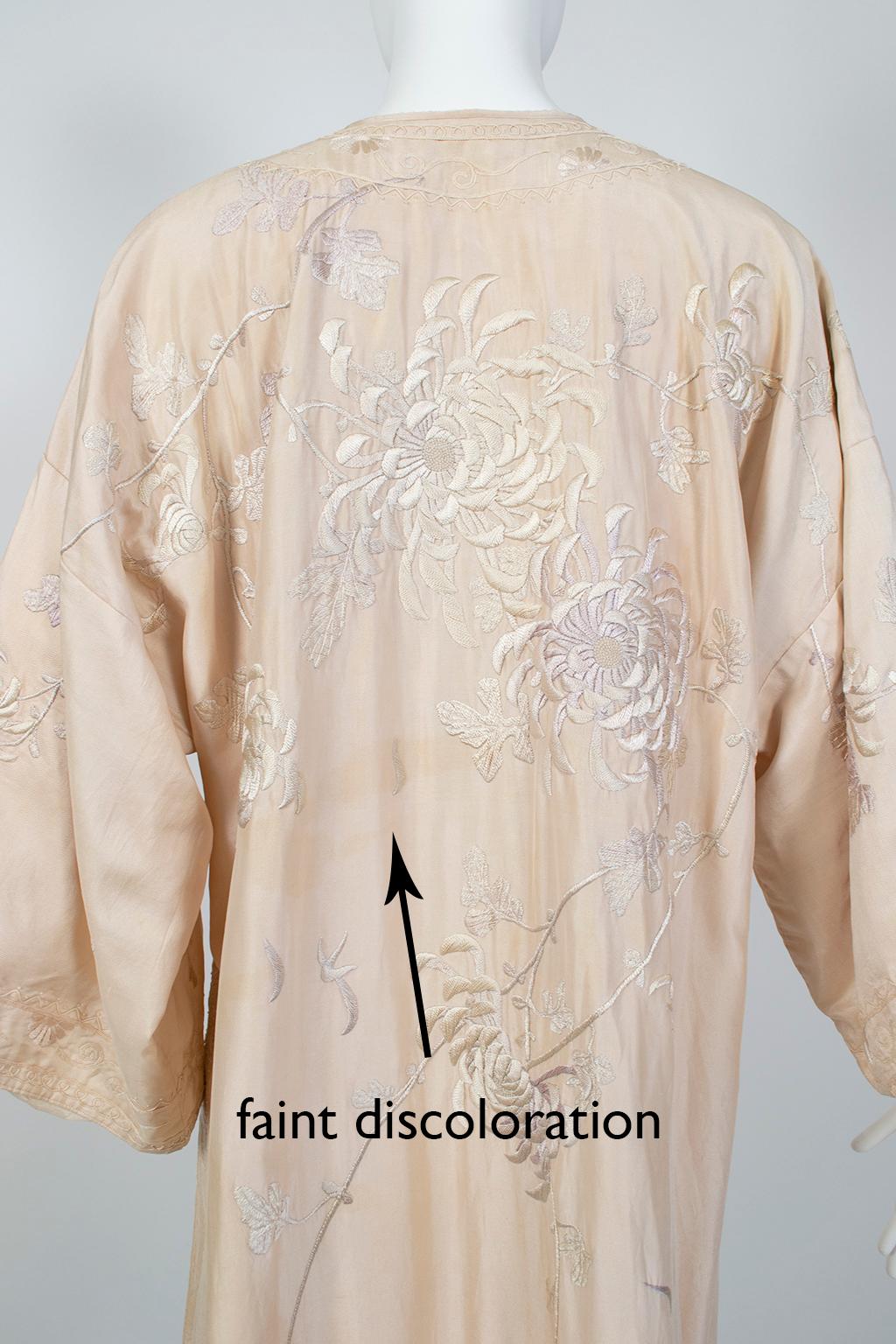 Blush Edwardian *Larger Size* Padded Canton Silk Embroidered Robe - O/S, 1900s For Sale 10