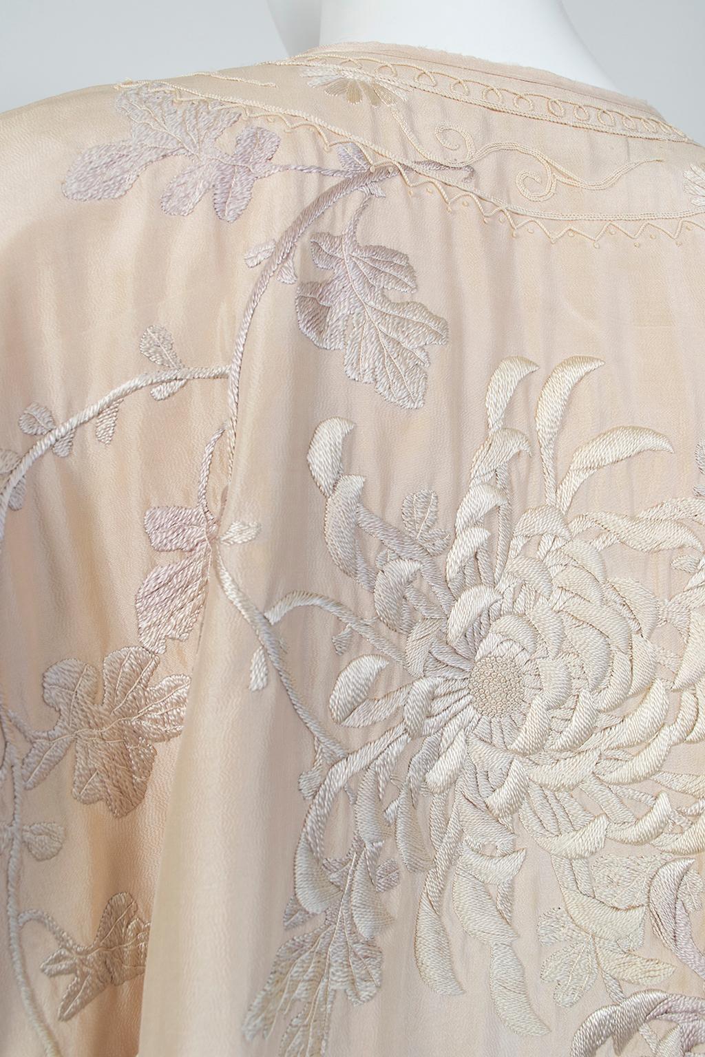 Blush Edwardian *Larger Size* Padded Canton Silk Embroidered Robe - O/S, 1900s For Sale 4