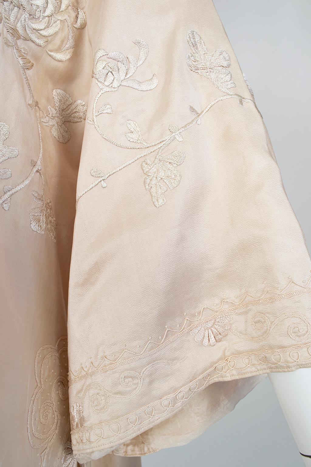 Blush Edwardian *Larger Size* Padded Canton Silk Embroidered Robe - O/S, 1900s For Sale 5