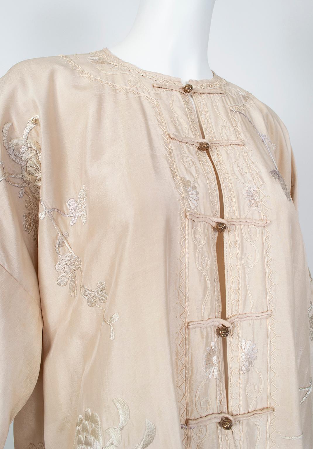 Women's Blush Edwardian *Larger Size* Padded Canton Silk Embroidered Robe - O/S, 1900s For Sale