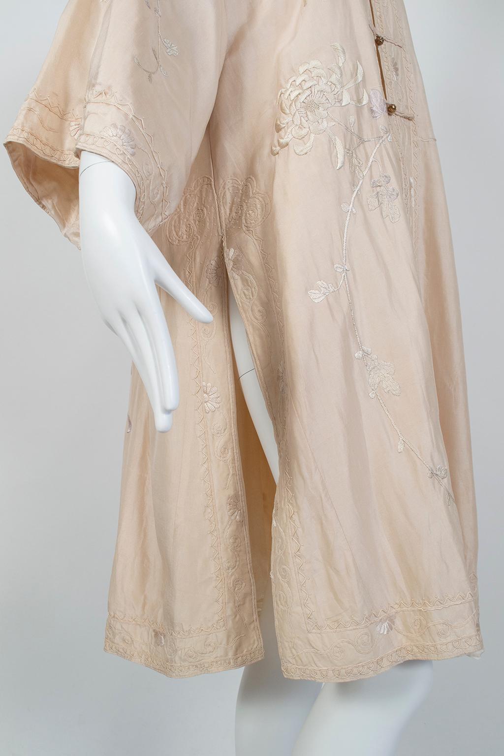 Blush Edwardian *Larger Size* Padded Canton Silk Embroidered Robe - O/S, 1900s For Sale 3