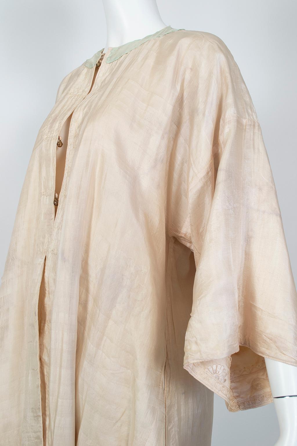 Blush Edwardian *Larger Size* Padded Canton Silk Embroidered Robe - O/S, 1900s For Sale 6
