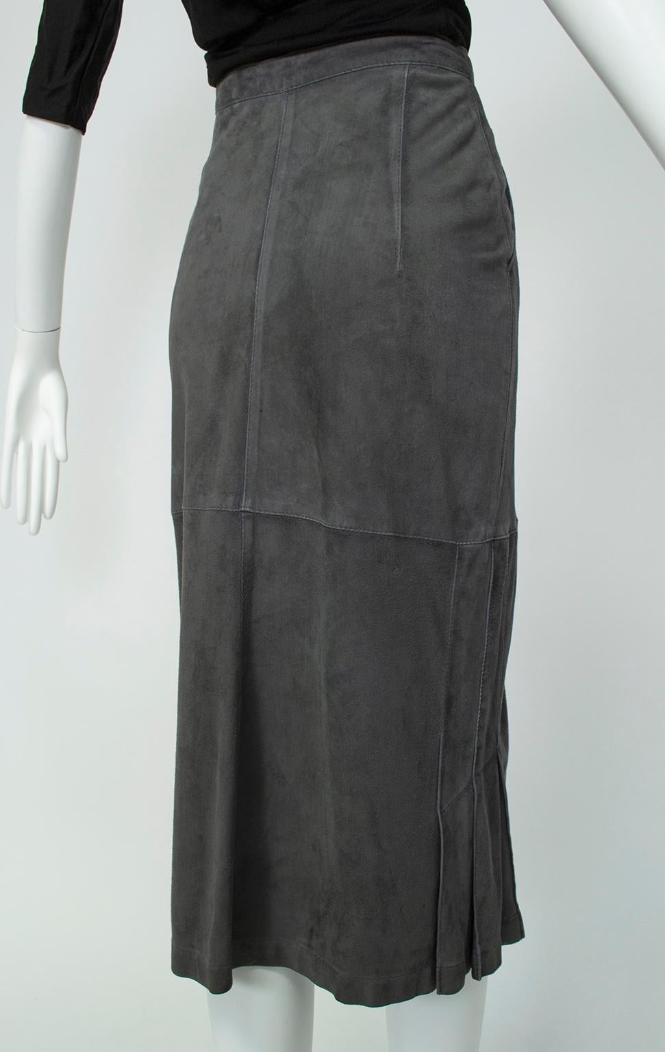 Minimalistischer minimalistischer Gianfranco Ferré Midi-Trompetenrock aus grauem Wildleder in Anthrazit - S, 1980er Jahre im Angebot 2