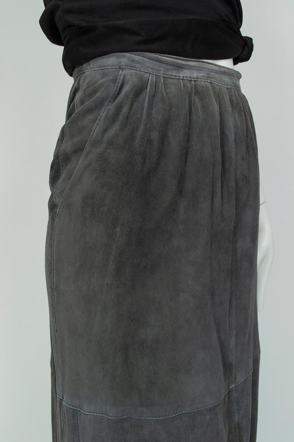 Minimalistischer minimalistischer Gianfranco Ferré Midi-Trompetenrock aus grauem Wildleder in Anthrazit - S, 1980er Jahre Damen im Angebot