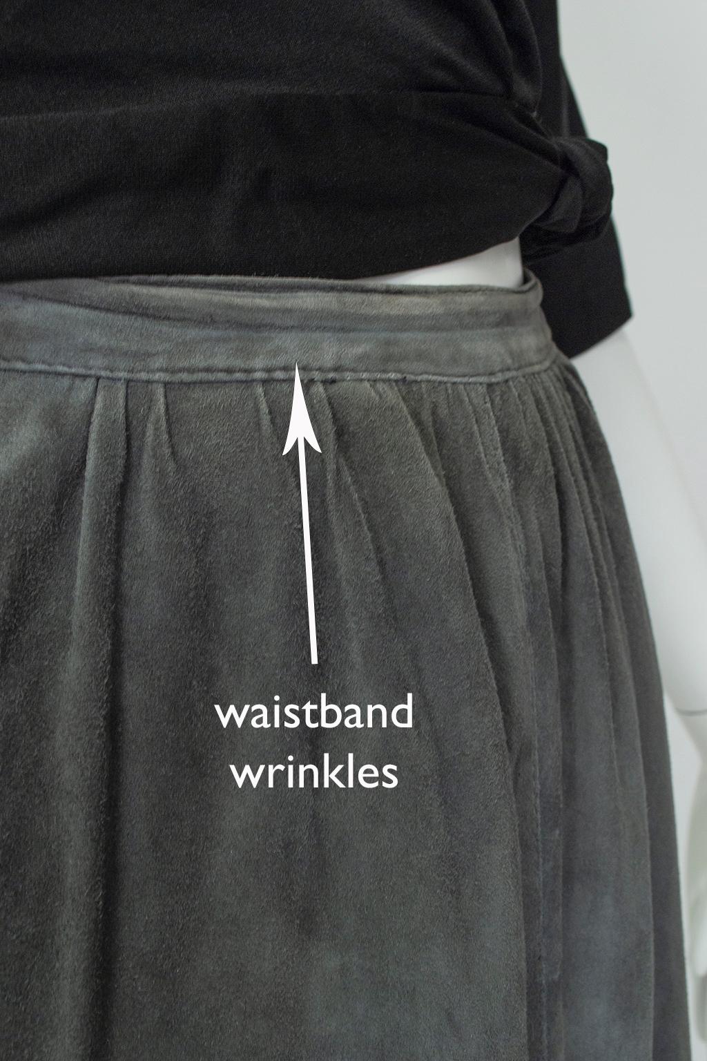 Minimalistischer minimalistischer Gianfranco Ferré Midi-Trompetenrock aus grauem Wildleder in Anthrazit - S, 1980er Jahre im Angebot 6