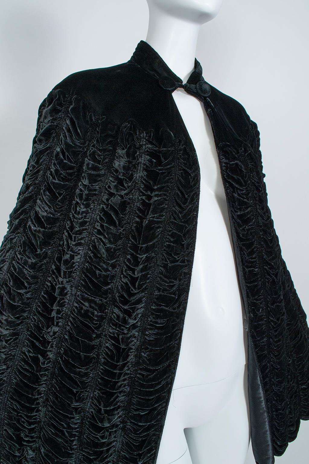 Black Regency Ruched and Scalloped Silk Velvet Pelerine Mantle Cape - S-M, 1930s In Excellent Condition For Sale In Tucson, AZ