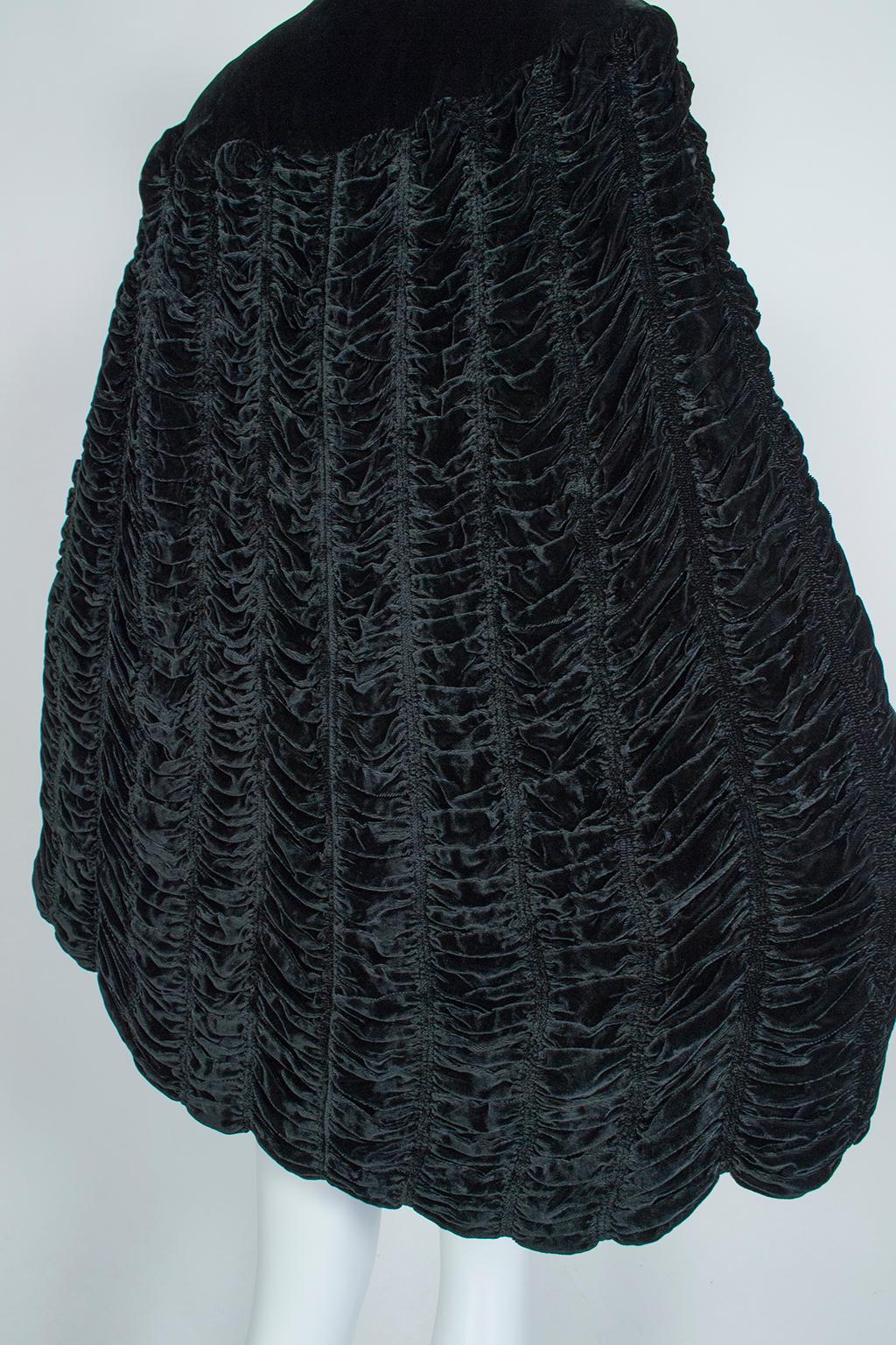Black Regency Ruched and Scalloped Silk Velvet Pelerine Mantle Cape - S-M, 1930s For Sale 3