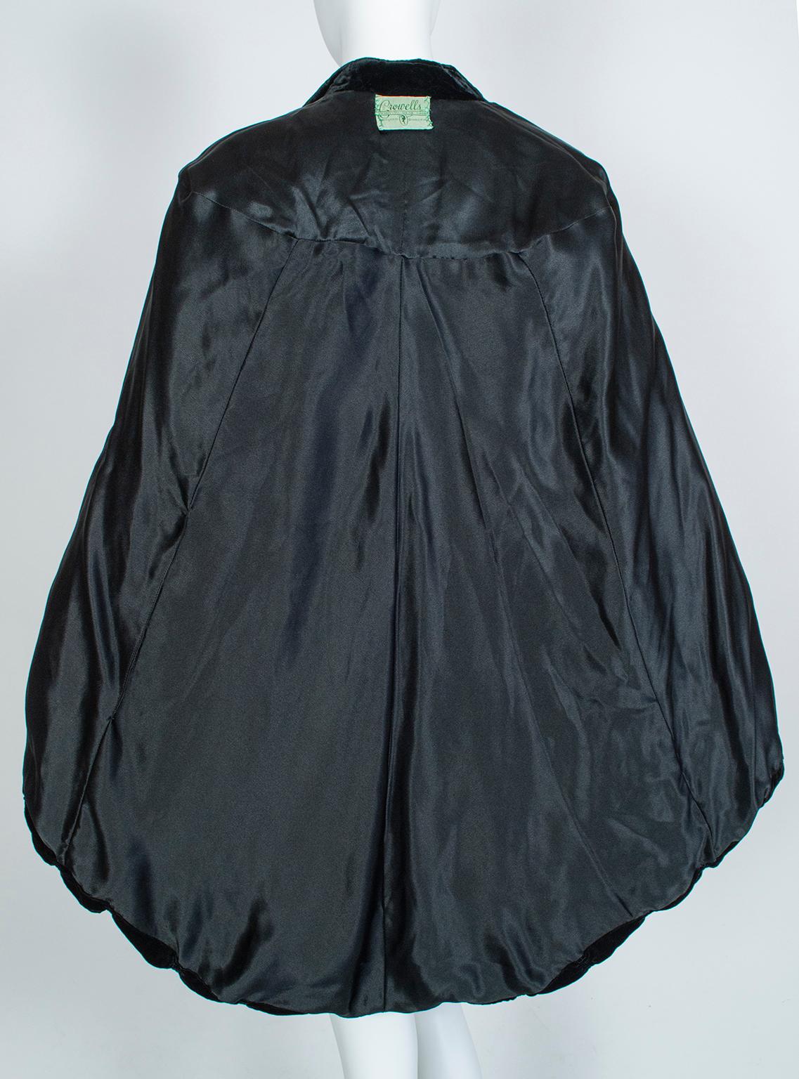 Black Regency Ruched and Scalloped Silk Velvet Pelerine Mantle Cape - S-M, 1930s For Sale 4