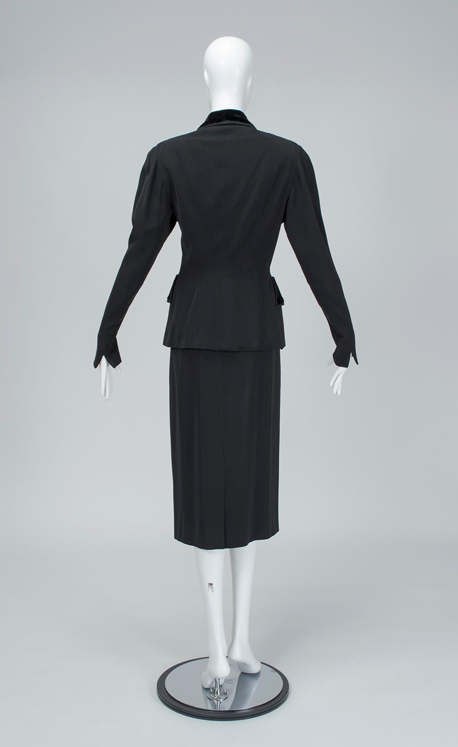 Schwarzer schwarzer Samt und Gabardine Asymmetrischer Midirock mit Knopfleiste Bleistiftanzug-M-L, 1940er Jahre Damen im Angebot