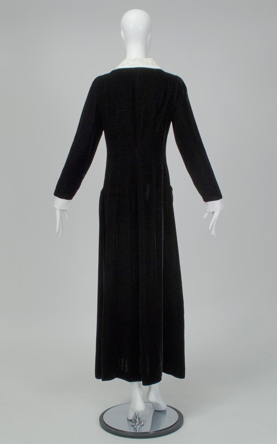 Minimalistisches Kleid aus schwarzem Samt mit weißem appliziertem Kragen - S:: 1940er Jahre (Schwarz)