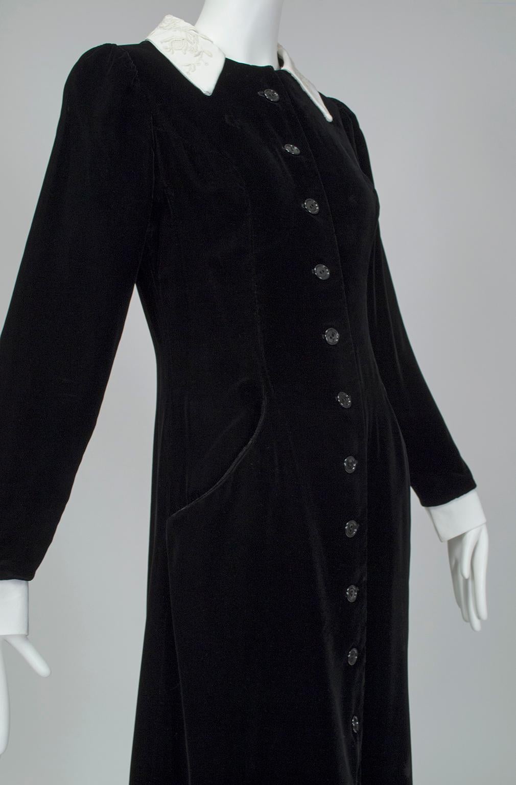 Minimalistisches Kleid aus schwarzem Samt mit weißem appliziertem Kragen - S:: 1940er Jahre im Zustand „Gut“ in Tucson, AZ