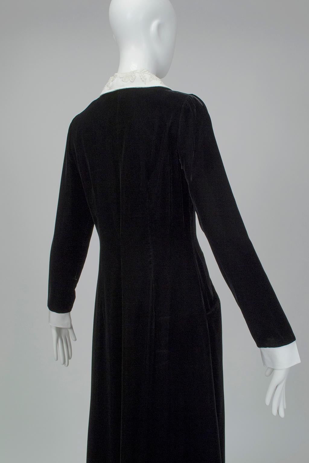 Minimalistisches Kleid aus schwarzem Samt mit weißem appliziertem Kragen - S:: 1940er Jahre Damen