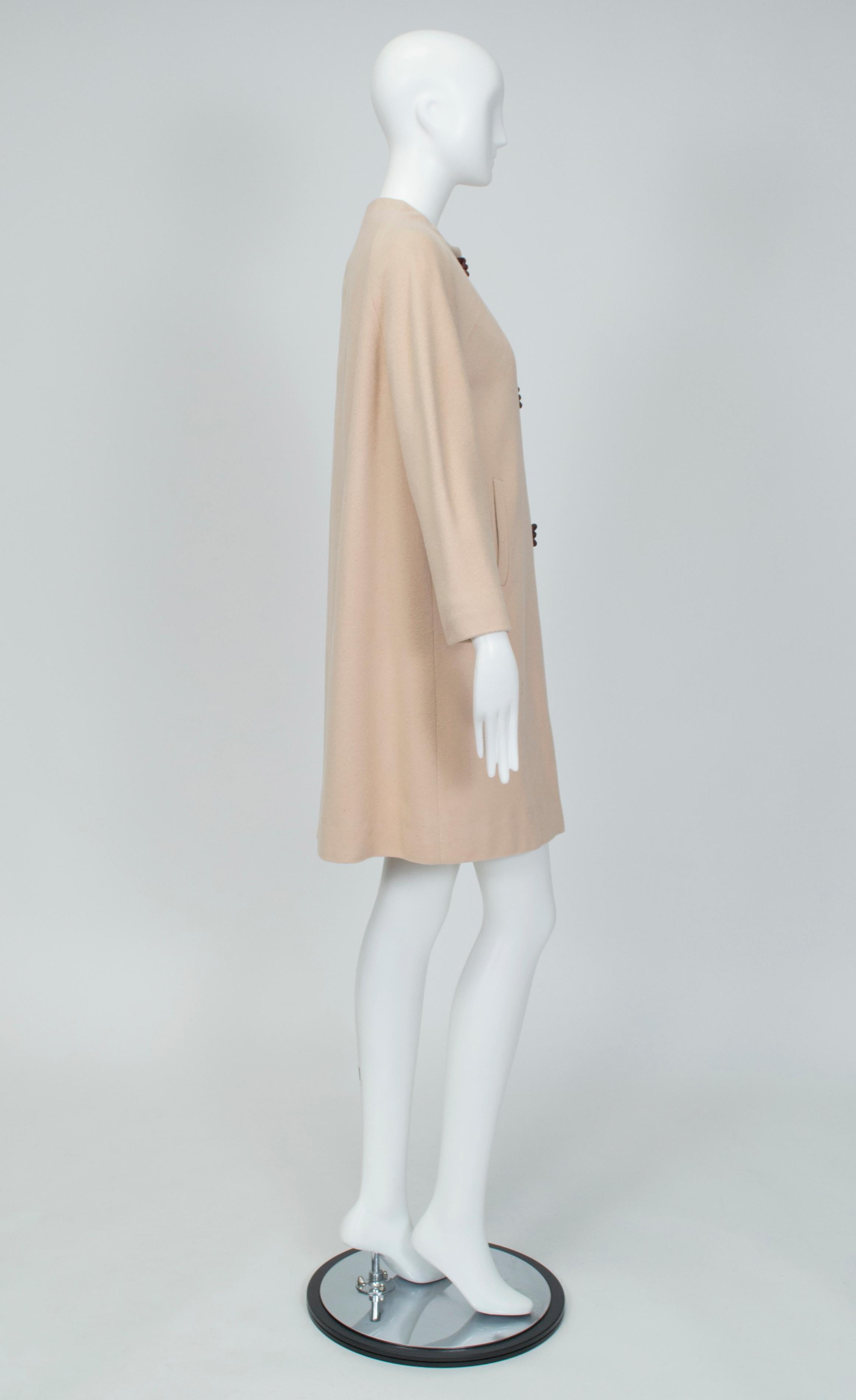 Beige Manteau trapèze sans col en cachemire taupe avec boutons en bakélite à nœuds - S-M, années 1960 en vente