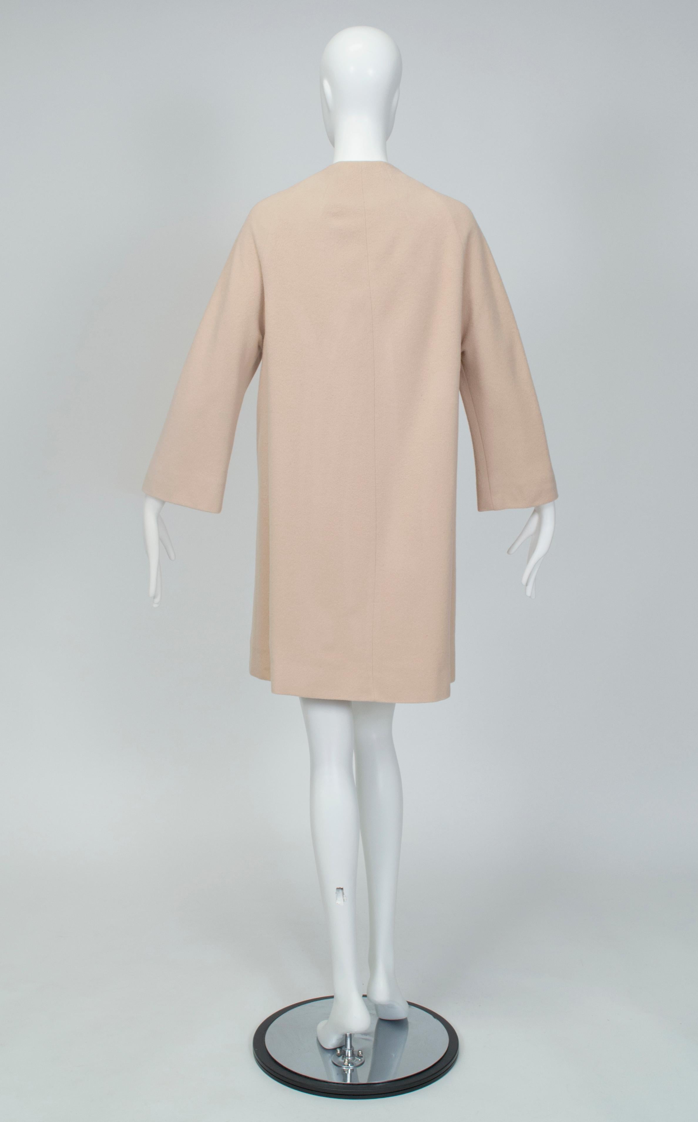 Manteau trapèze sans col en cachemire taupe avec boutons en bakélite à nœuds - S-M, années 1960 Bon état - En vente à Tucson, AZ