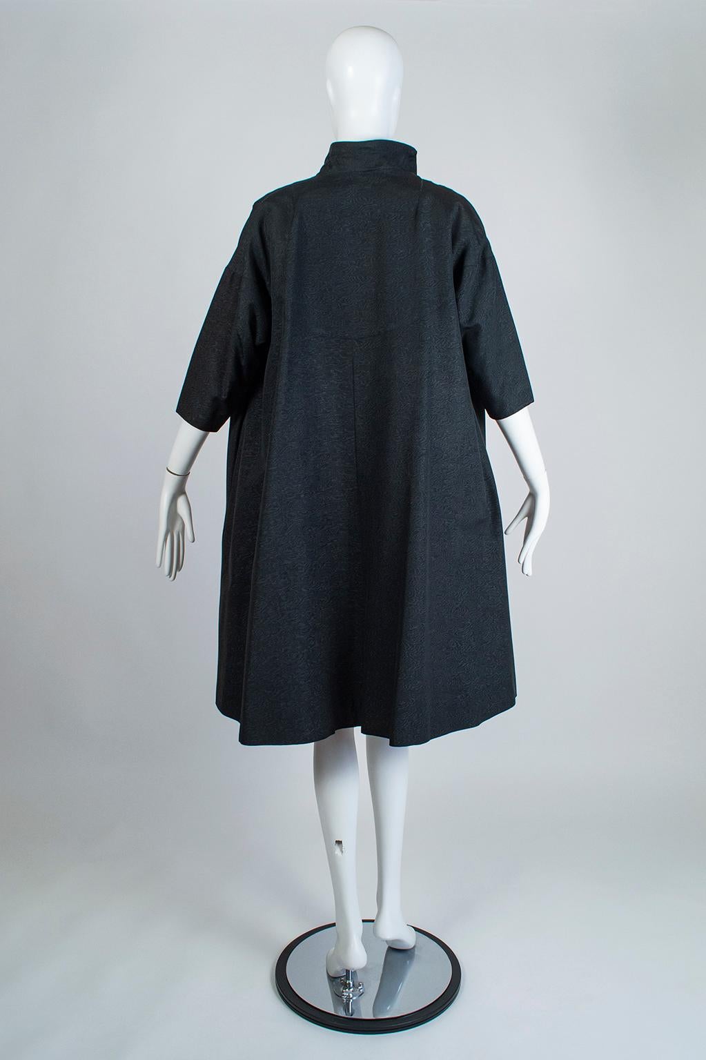 Ensemble robe de thé en soie noire moirée et ornée de bijoux et manteau d'opéra doublé de rouge - XS, années 1950 en vente 10