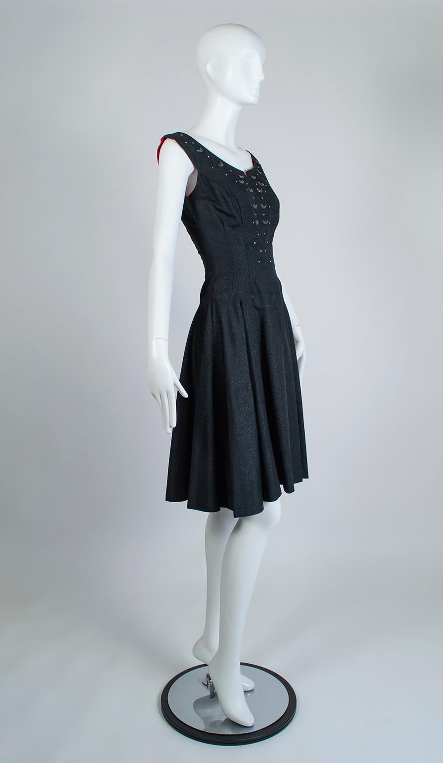 Noir Ensemble robe de thé en soie noire moirée et ornée de bijoux et manteau d'opéra doublé de rouge - XS, années 1950 en vente