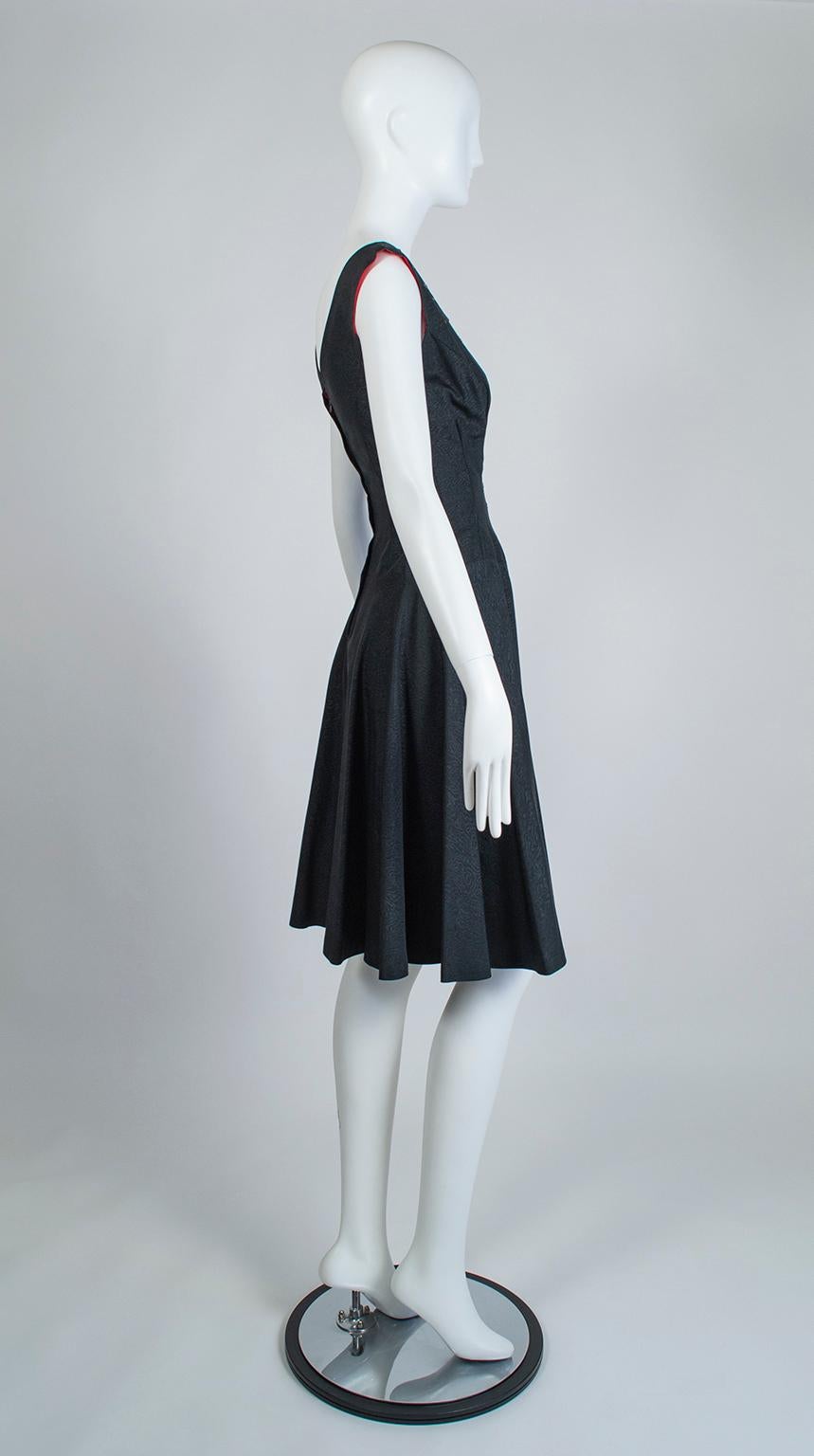 Ensemble robe de thé en soie noire moirée et ornée de bijoux et manteau d'opéra doublé de rouge - XS, années 1950 Bon état - En vente à Tucson, AZ