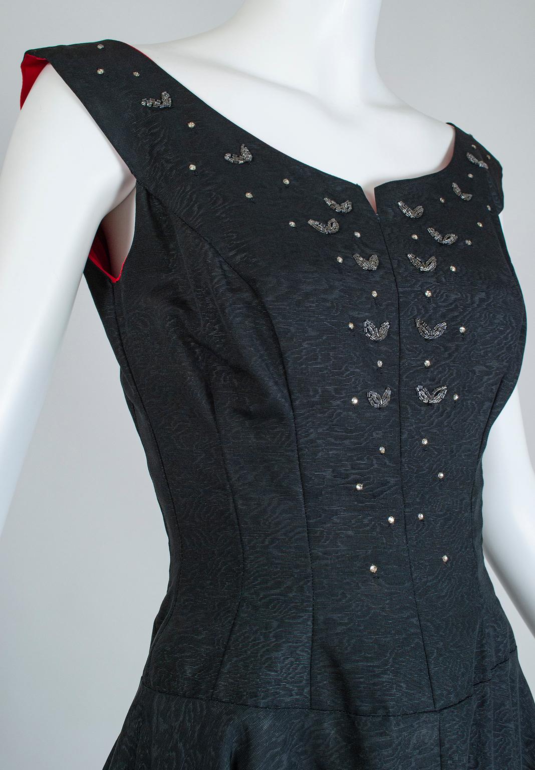 Ensemble robe de thé en soie noire moirée et ornée de bijoux et manteau d'opéra doublé de rouge - XS, années 1950 en vente 1