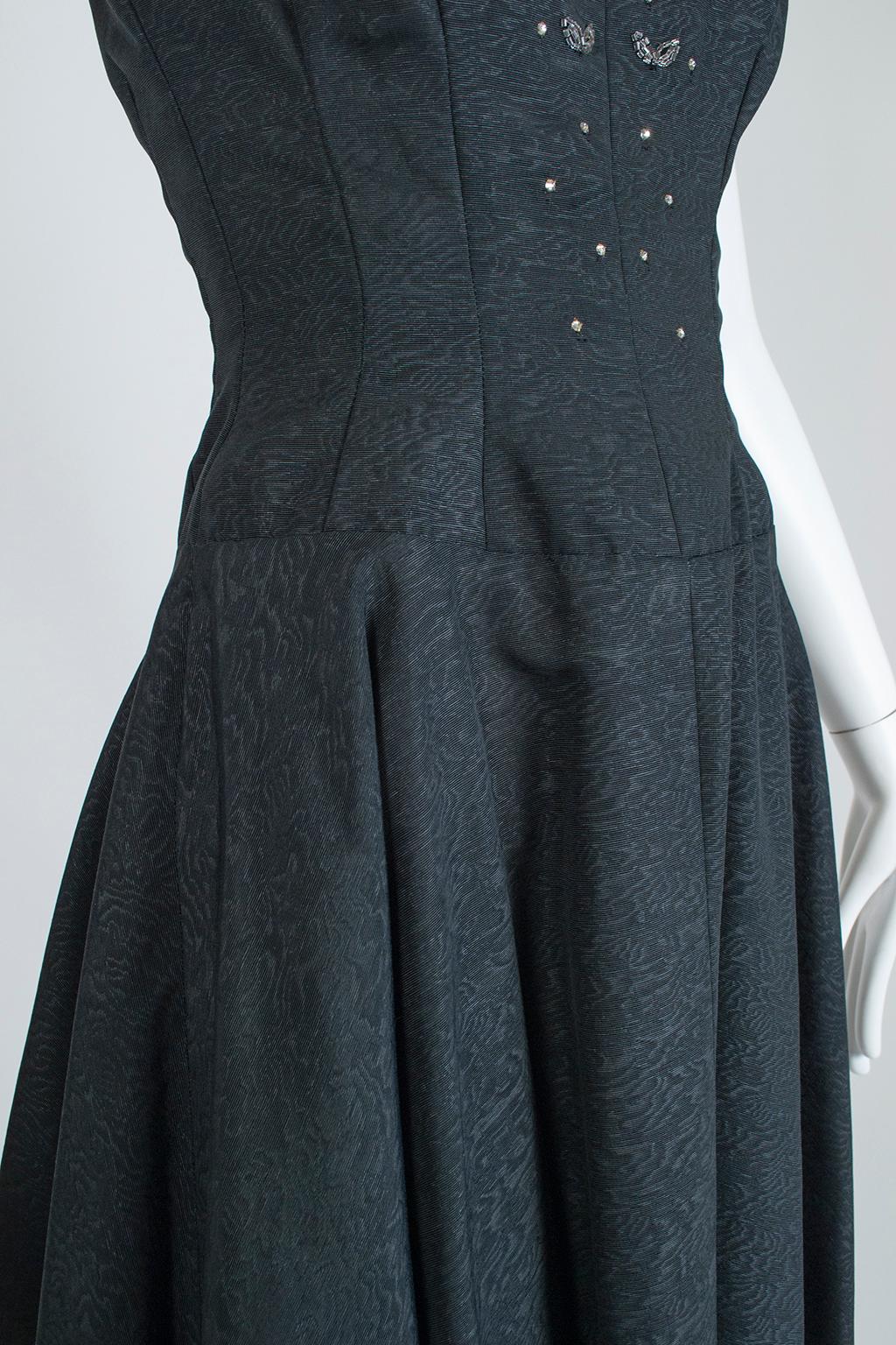 Ensemble robe de thé en soie noire moirée et ornée de bijoux et manteau d'opéra doublé de rouge - XS, années 1950 en vente 3