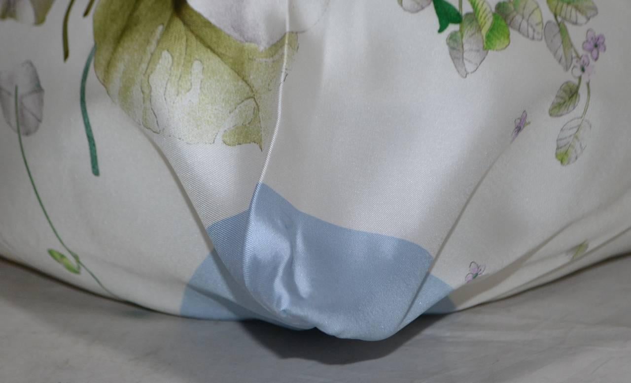 Vintage Gucci Scarf Pillow Light Blue Flowers iwj4426-1 In Excellent Condition For Sale In Himeji, JP