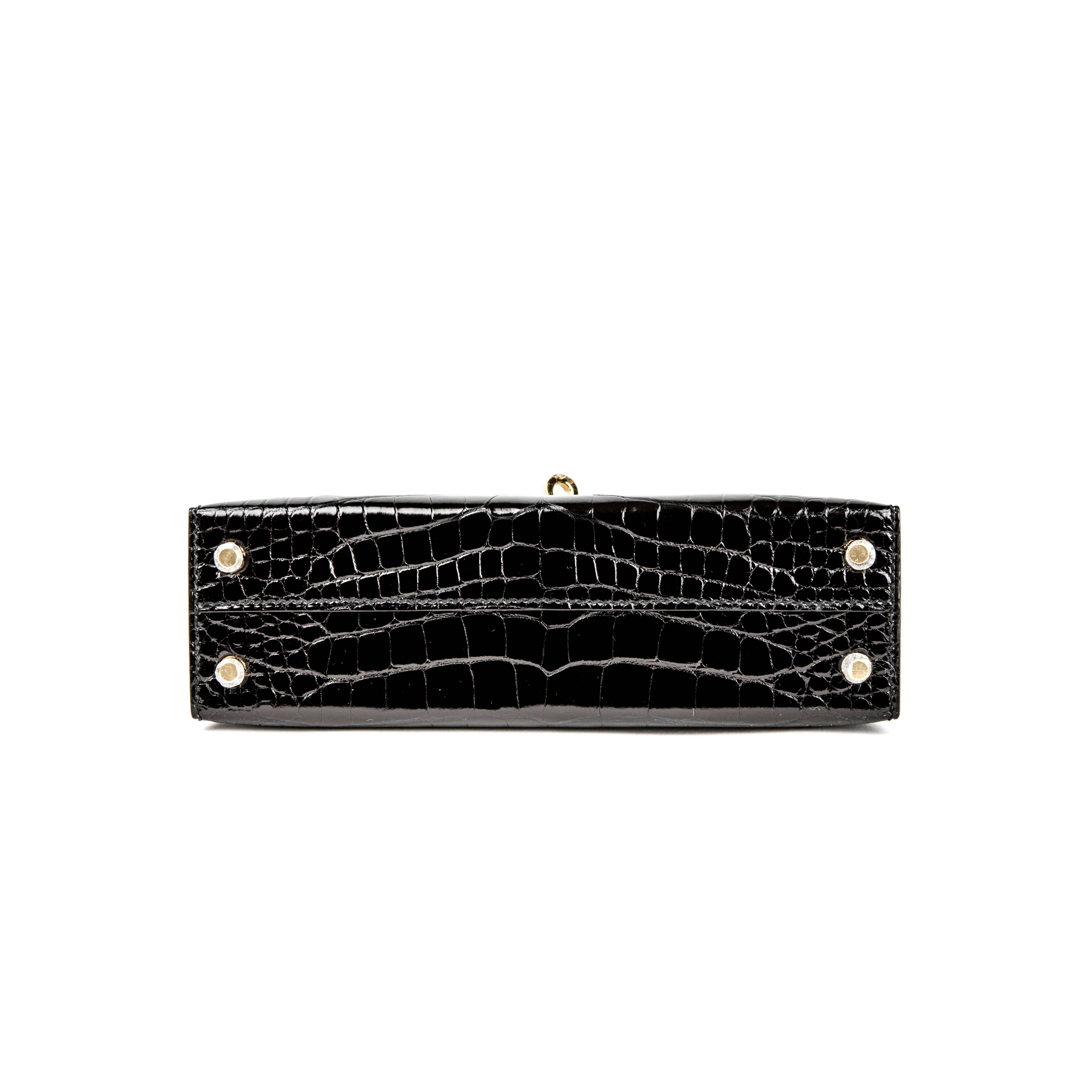 Hermes Kelly 20 Noir (Black) in Croco Leather Gold Hardware (GHW) Stamp A (2017) For Sale 2
