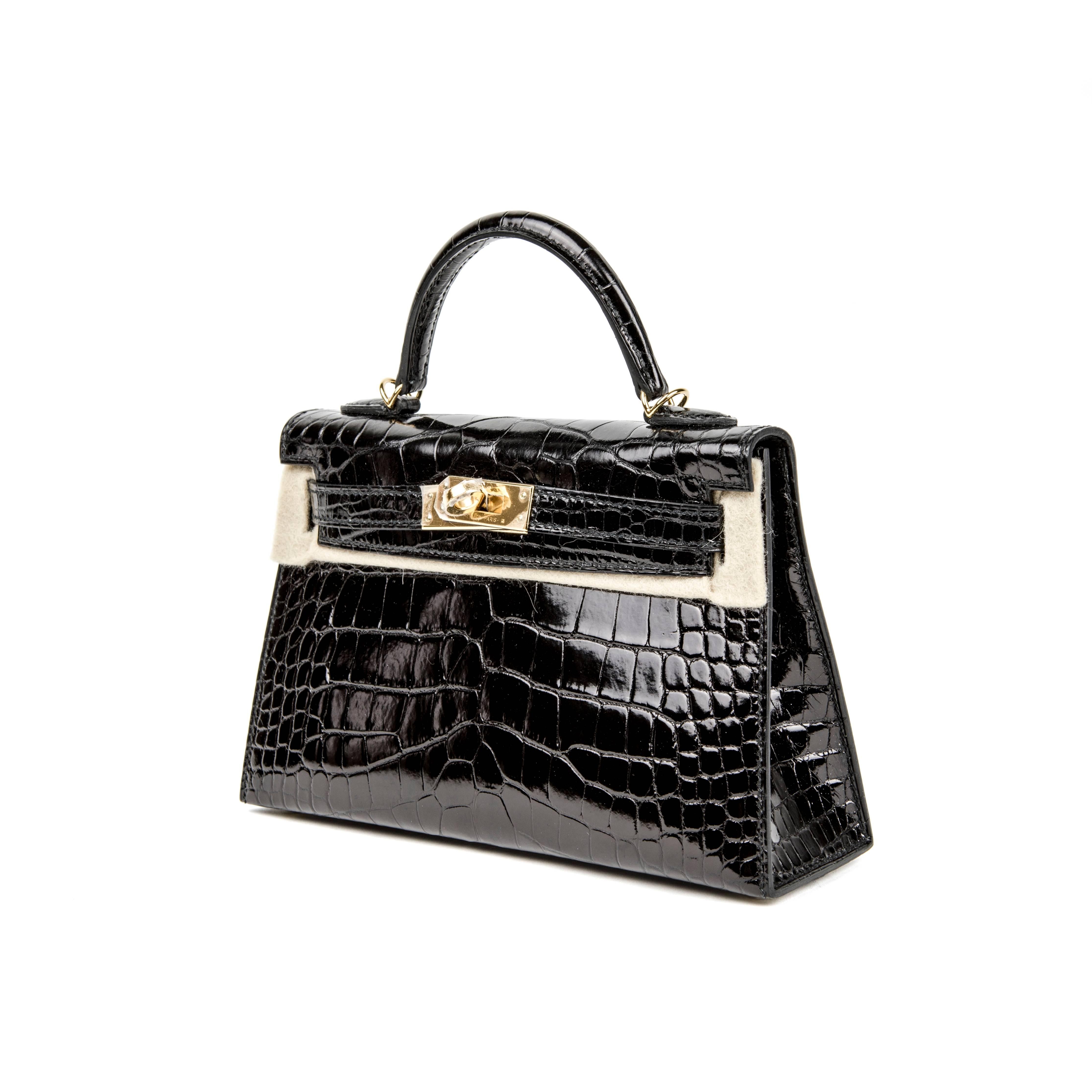 Hermes Kelly 20 Noir (Black) in Croco Leather Gold Hardware (GHW) Stamp A (2017) For Sale 1