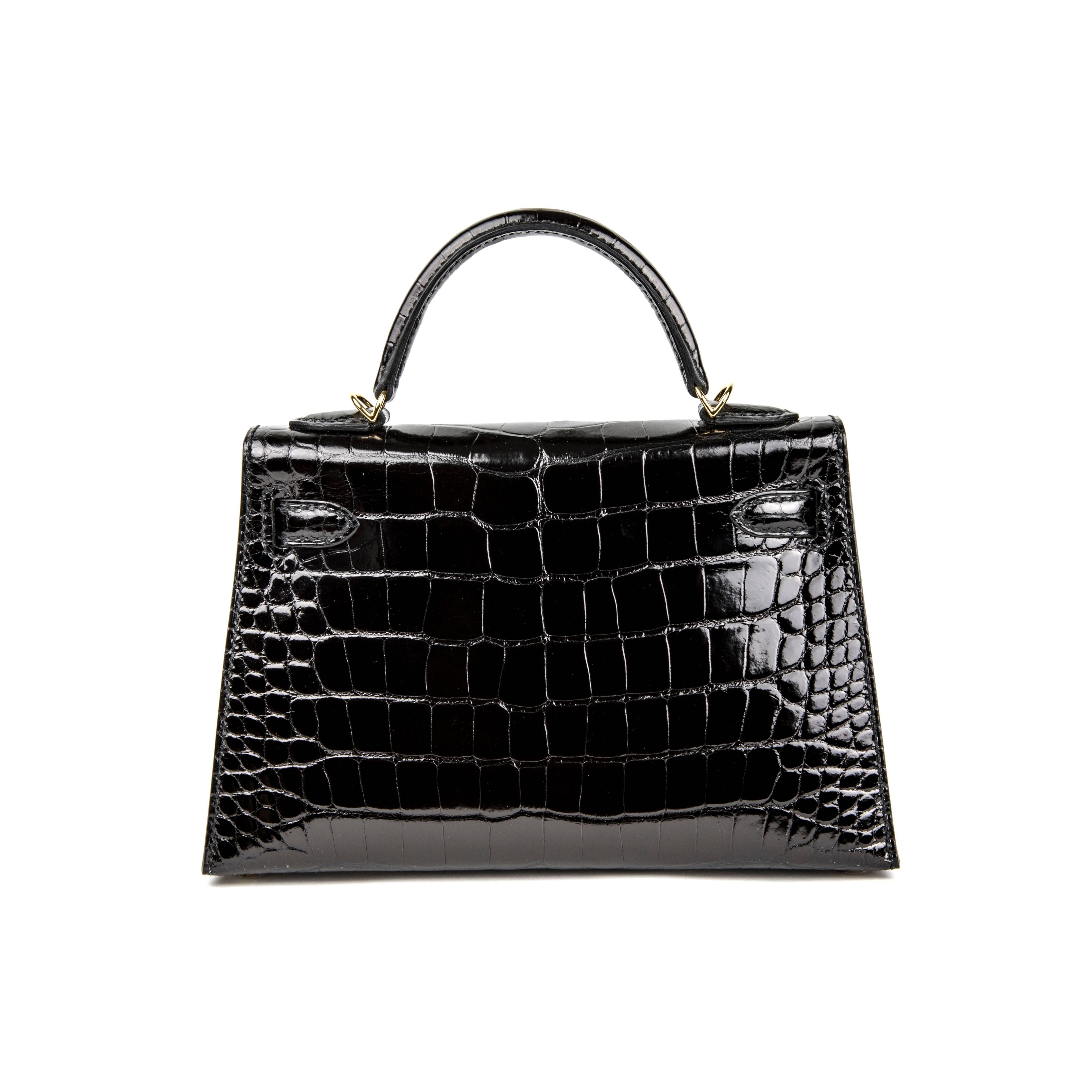 Hermes Kelly 20 Noir (Black) in Croco Leather Gold Hardware (GHW) Stamp A (2017) In New Condition For Sale In Paris, FR