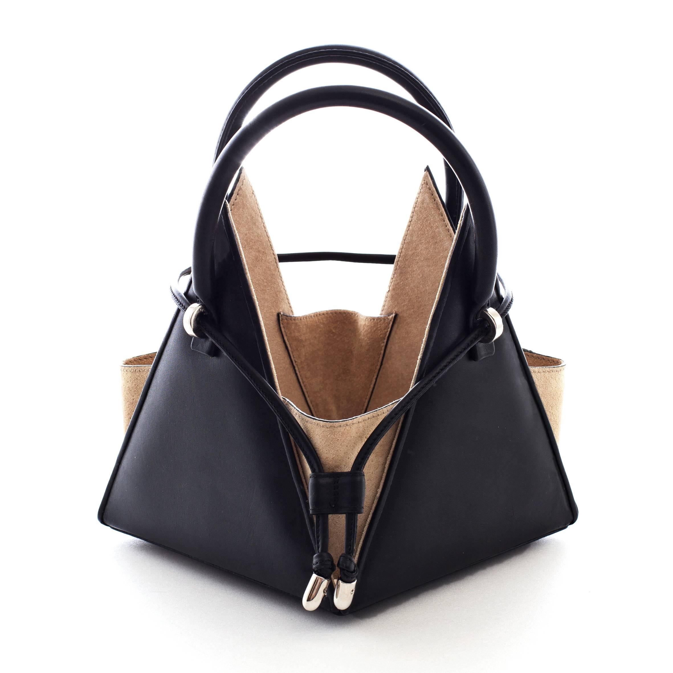 NitaSuri Lia Black Leather Pyramid Handbag In New Condition For Sale In Madrid, ES